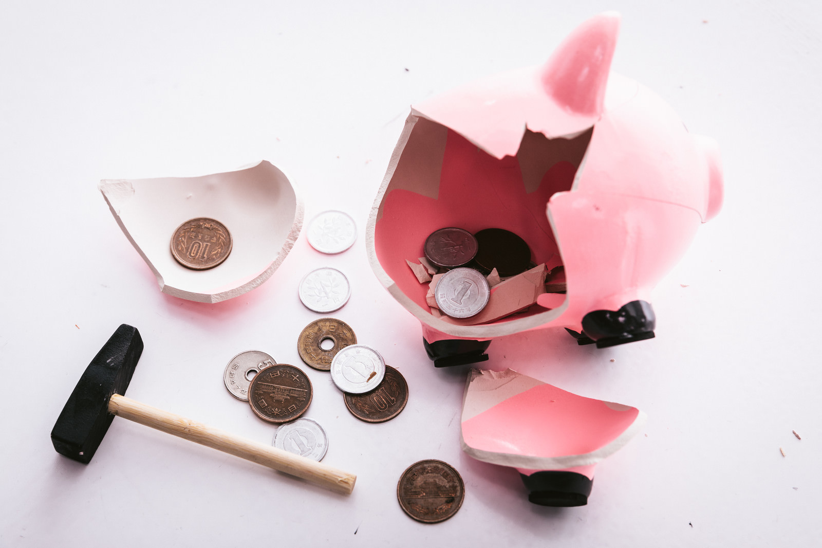 「貯金箱をぶっ壊す」の写真