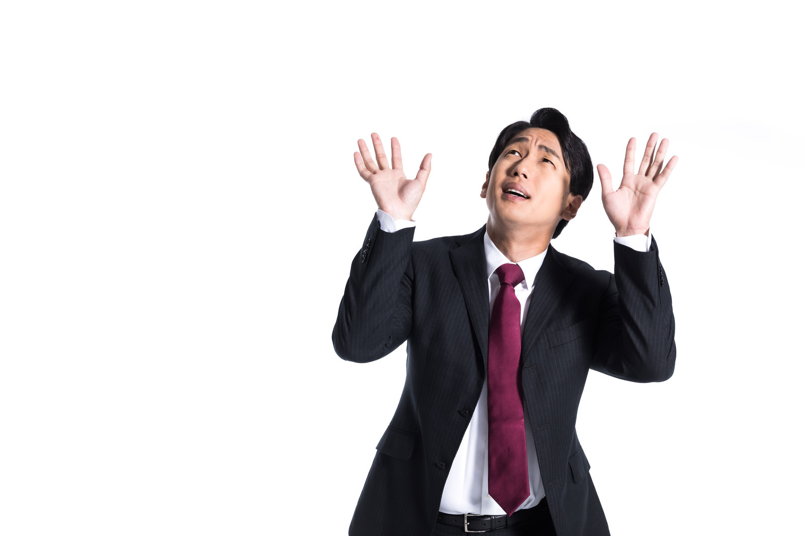「仕事のプレッシャーに押しつぶされそうな会社員」の写真［モデル：大川竜弥］