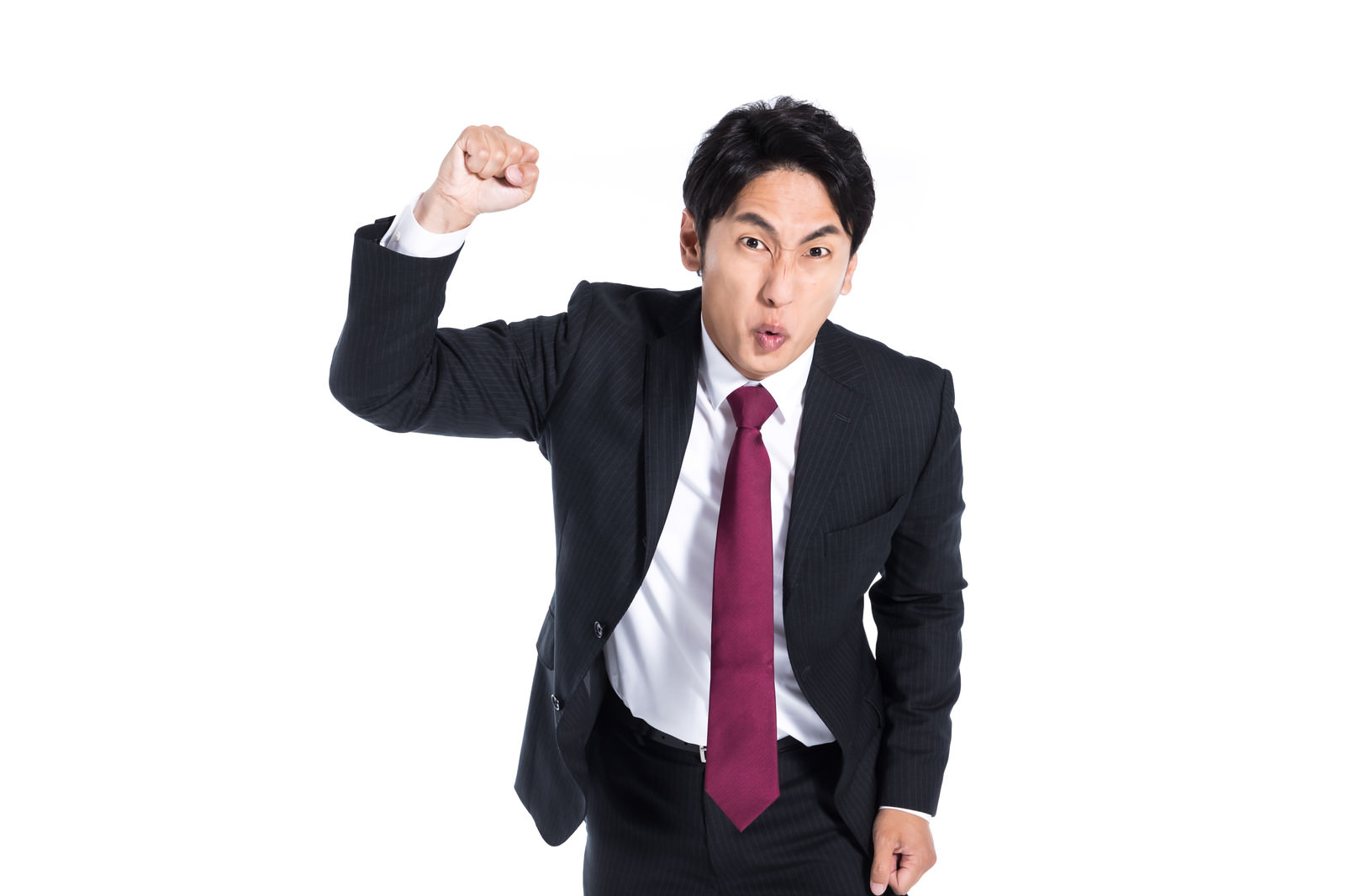 「拳を振り上げ殴りかかろうとする会社員 | フリー素材のぱくたそ」の写真［モデル：大川竜弥］