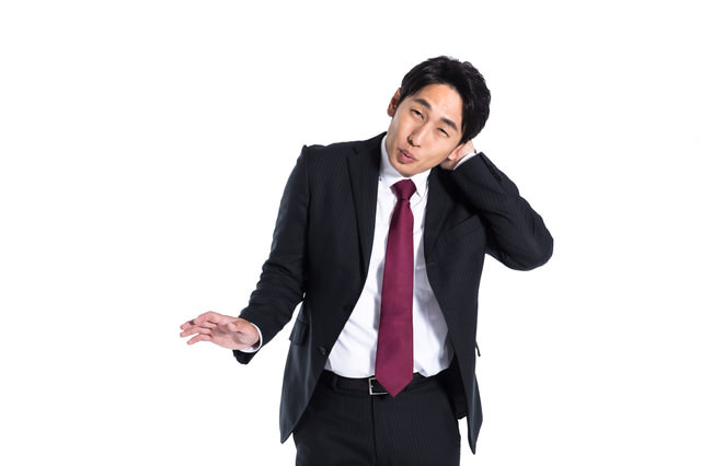 まんざらでもない様子の会社員の写真
