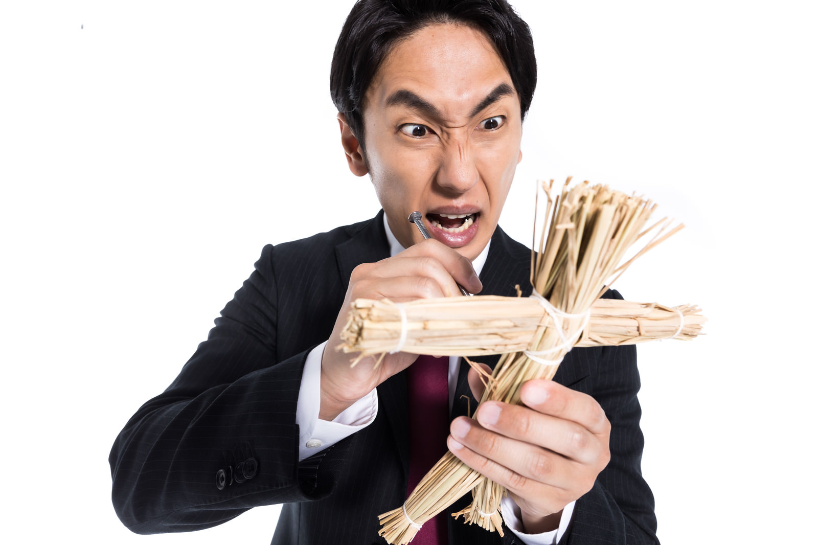 「嫌いな人間を藁人形に見立てて呪う会社員 | フリー素材のぱくたそ」の写真［モデル：大川竜弥］