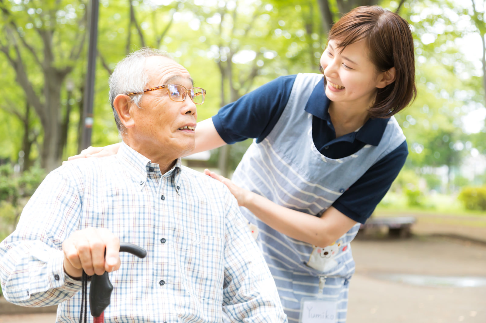 お爺さんに笑顔で挨拶する女性の介護士のフリー素材 ぱくたそ