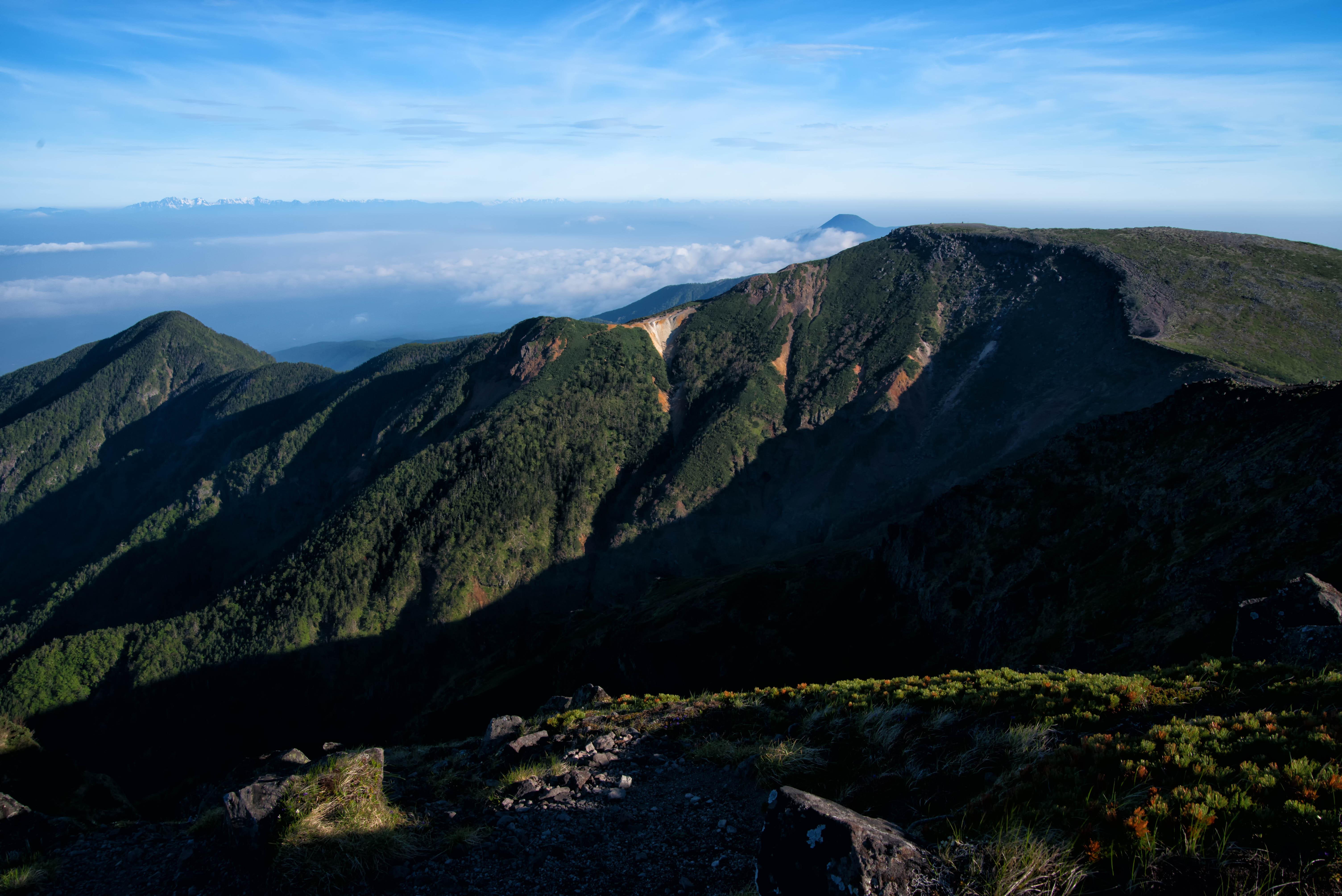 硫黄岳のえぐられた爆裂火口の写真を無料ダウンロード フリー素材 ぱくたそ