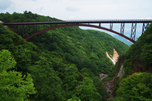 谷間にかかるビューポイント不動沢橋