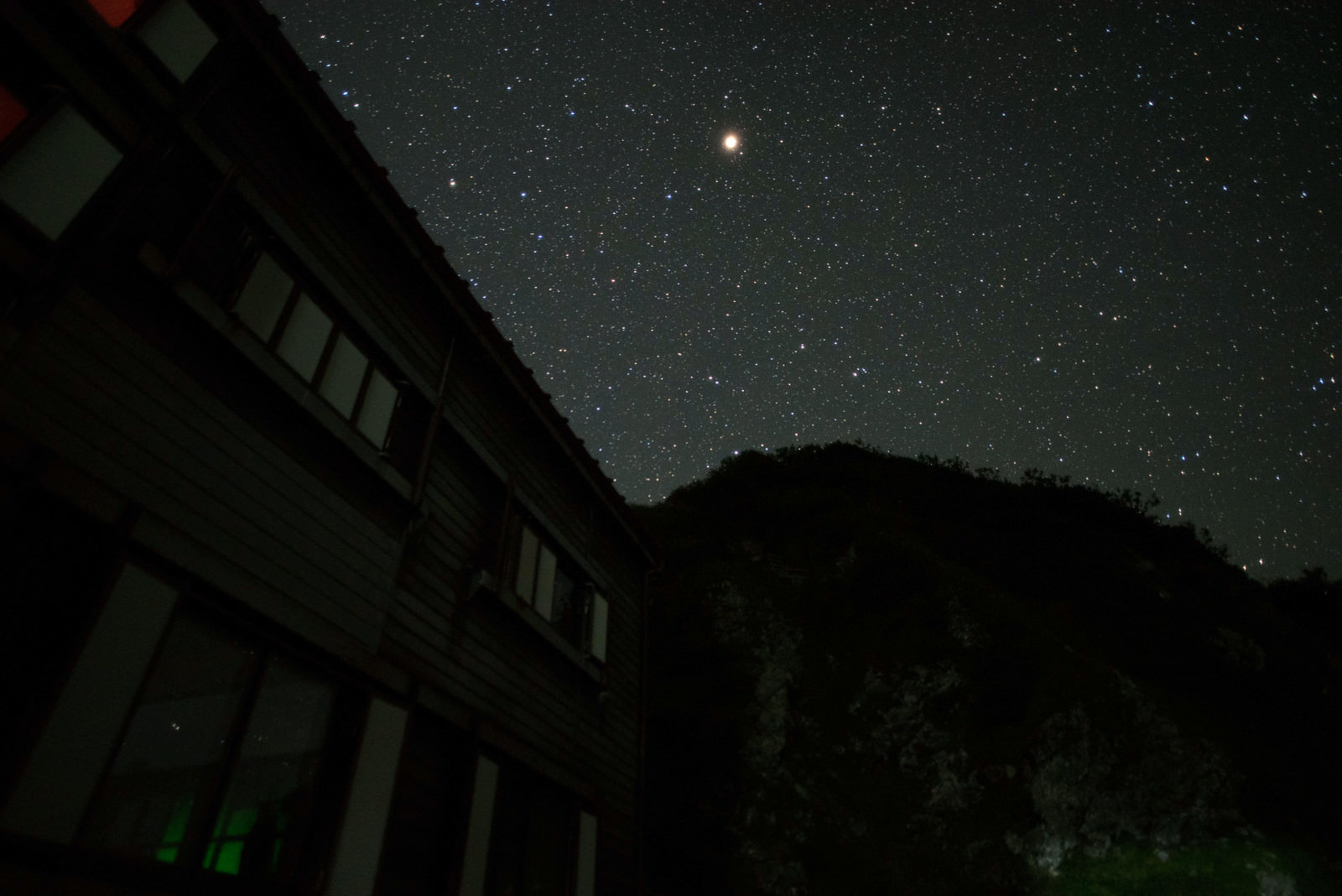 山荘から見た満天の星空のフリー素材