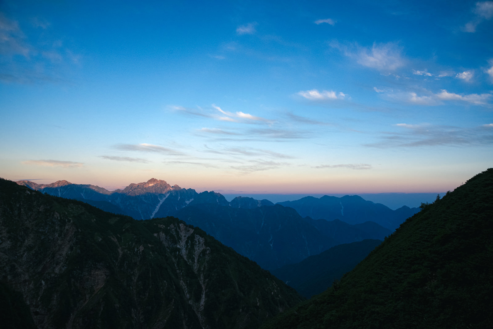 夜明けを迎えた山々のフリー素材