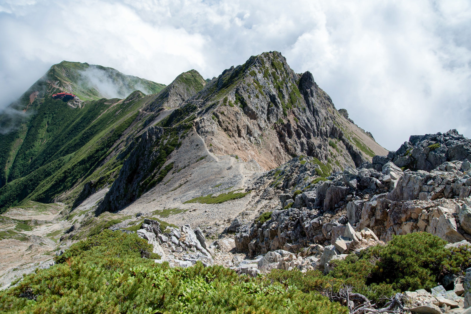 岩場の登山道を抜けた先にある山小屋のフリー素材