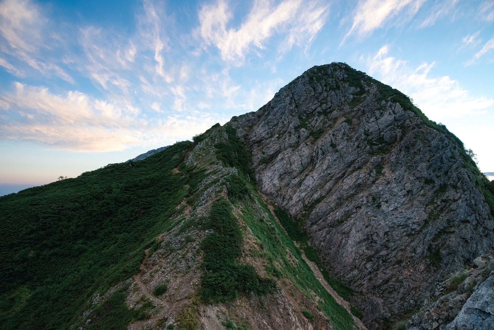 登山道脇に現れた巨大な岩稜のフリー素材