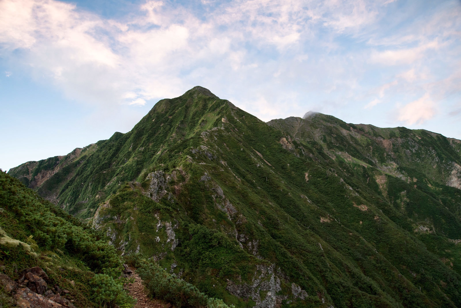 「夕焼けに染まりかけた空と登山道 | フリー素材のぱくたそ」の写真