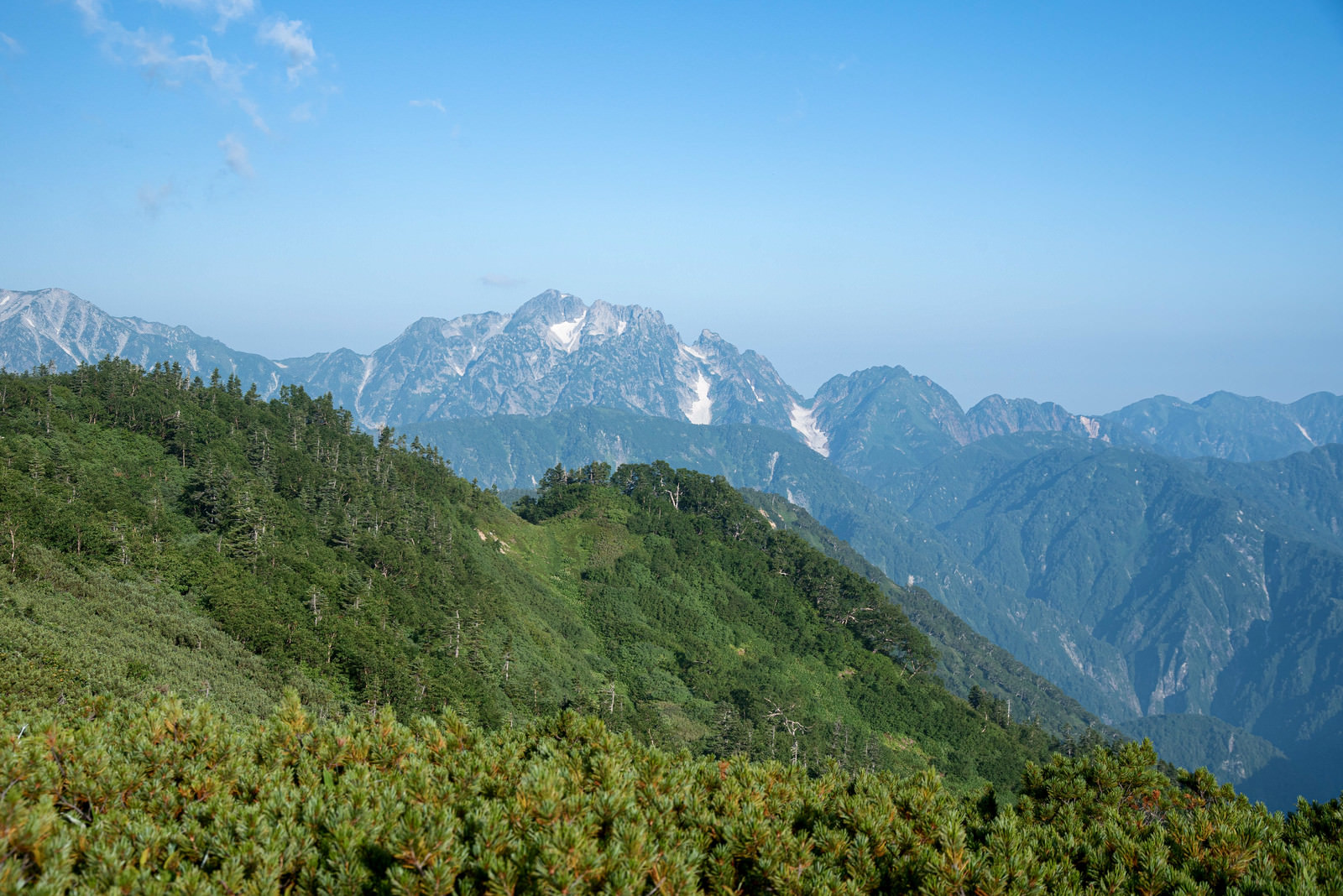 遠くに霞む山々と岩尾根のフリー素材