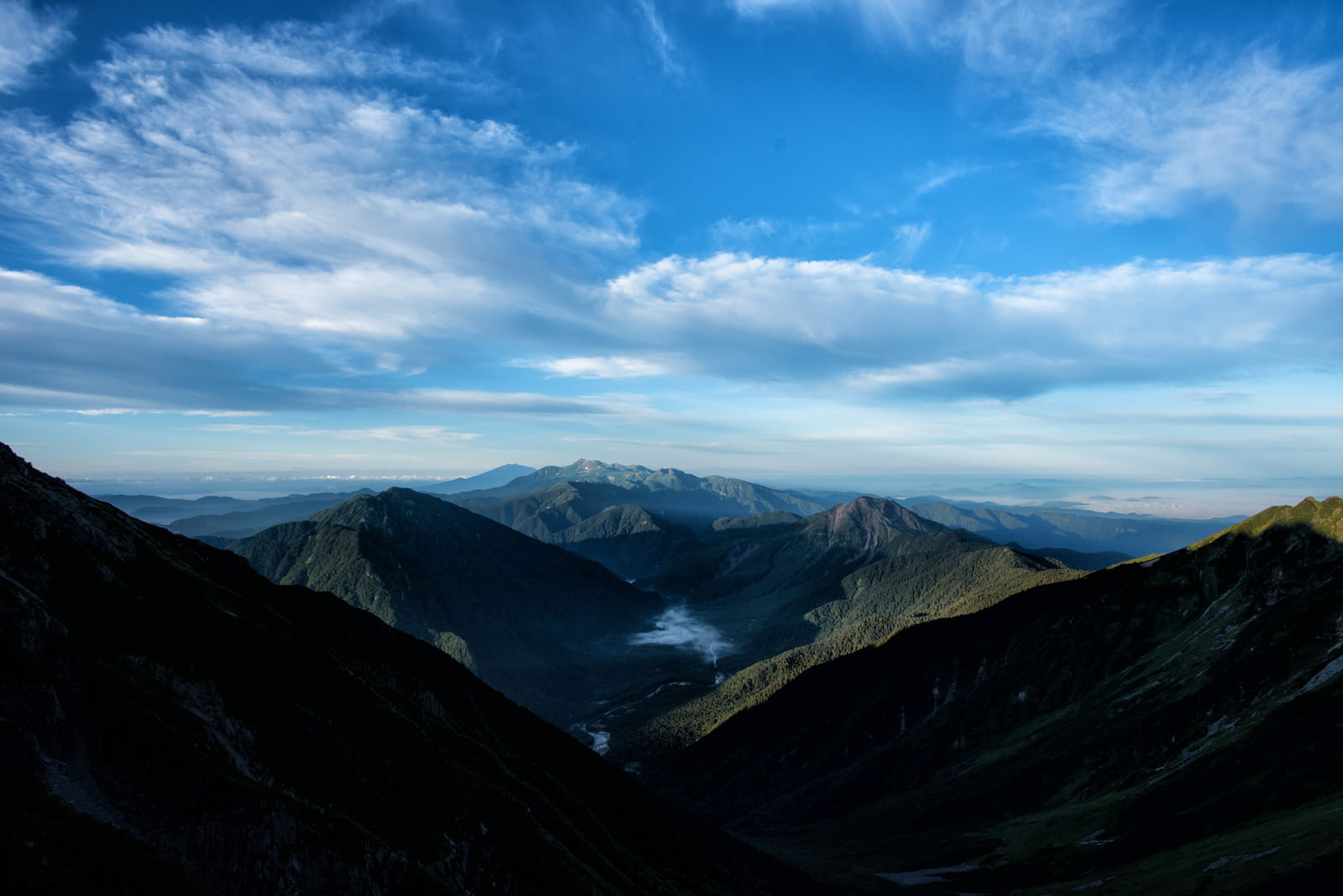 ãä¸é«å°ãå²ãå±±ãã®æ¯è²ãã®åç