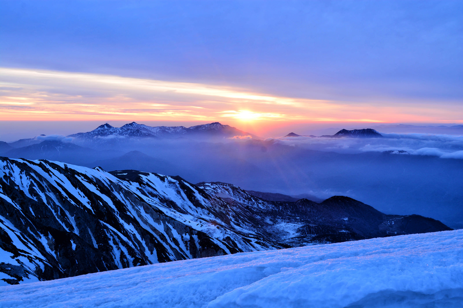 雪山から拝む日の出の写真を無料ダウンロード フリー素材 ぱくたそ