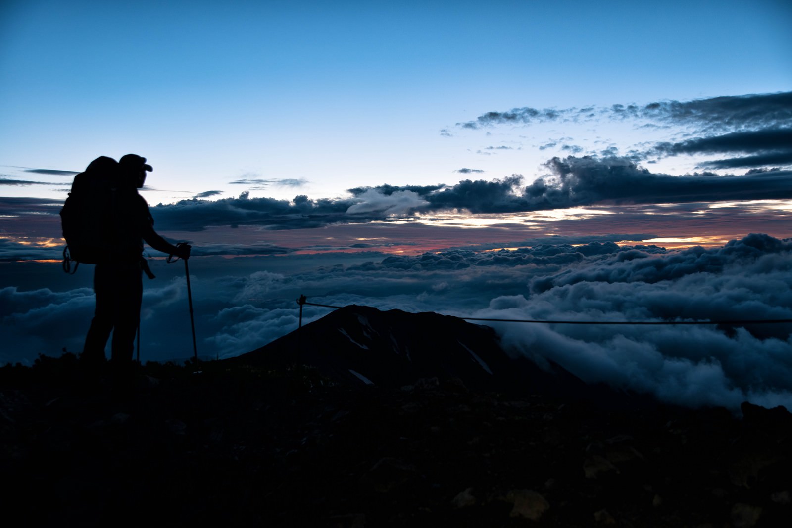 朝日を待つ登山者の写真 画像 を無料ダウンロード フリー素材のぱくたそ