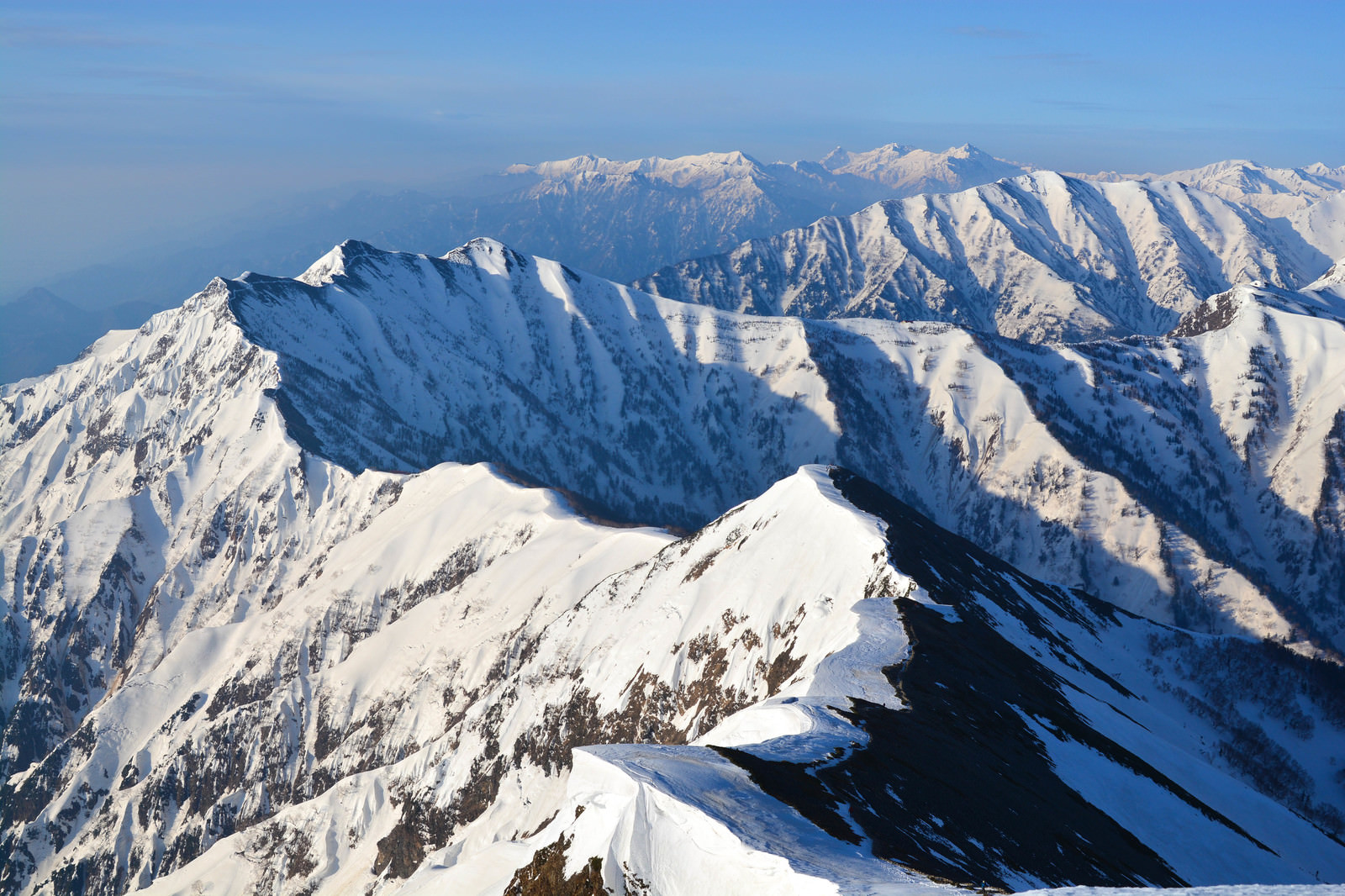 雪残る爺ヶ岳 北アルプス の写真素材 ぱくたそ