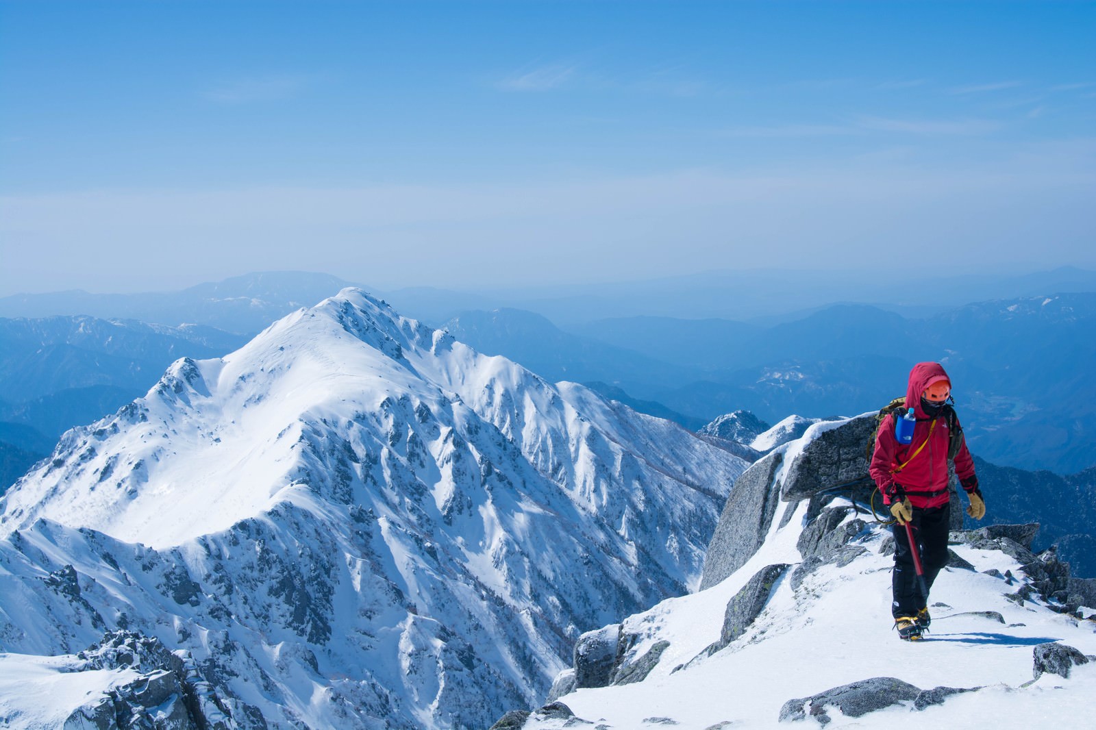 雪山と登山者の写真 画像 を無料ダウンロード フリー素材のぱくたそ