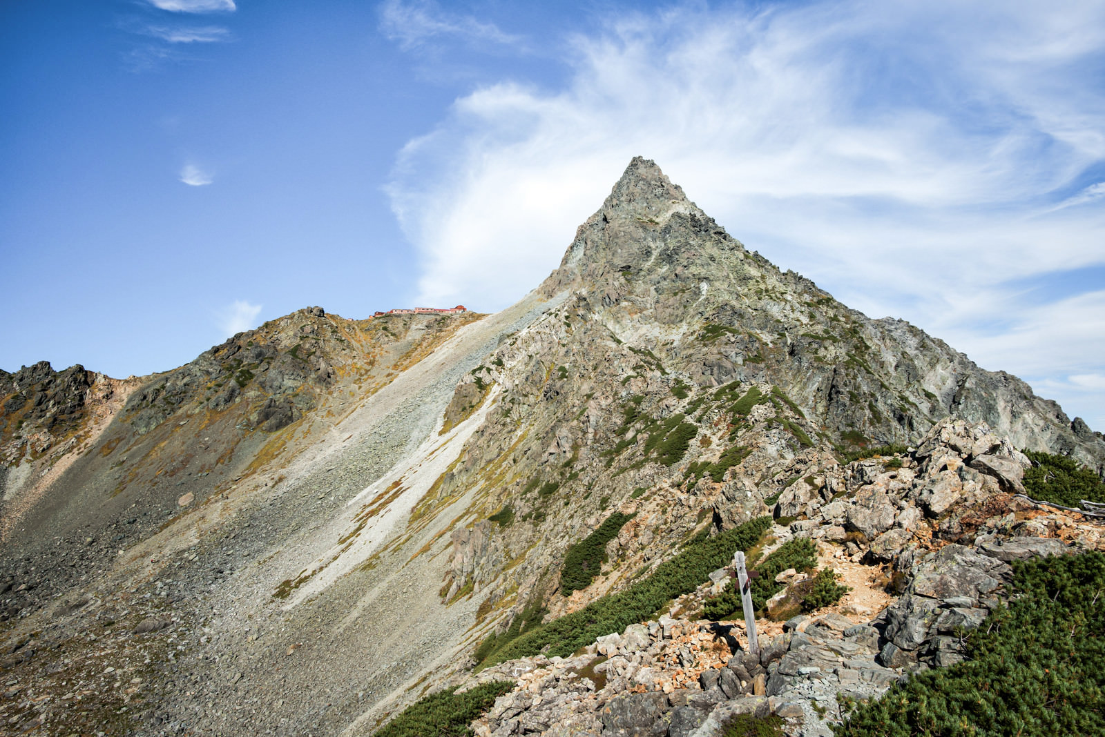 東鎌尾根から見上げる槍ヶ岳 飛騨山脈南部 の写真を無料ダウンロード フリー素材 ぱくたそ