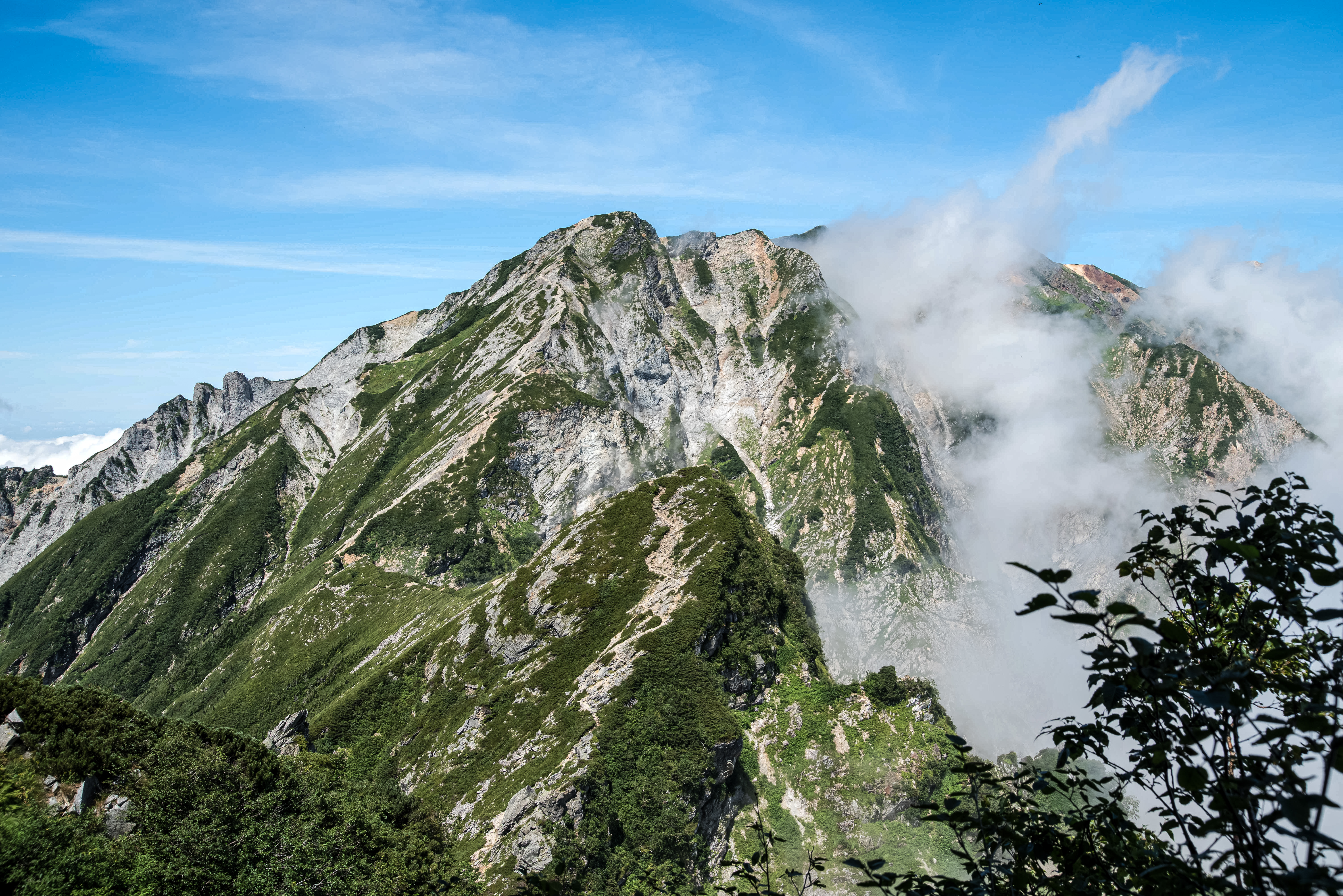 2峰を超えた辺りから見る不帰キレットと天狗の大下りの写真素材 ぱくたそ