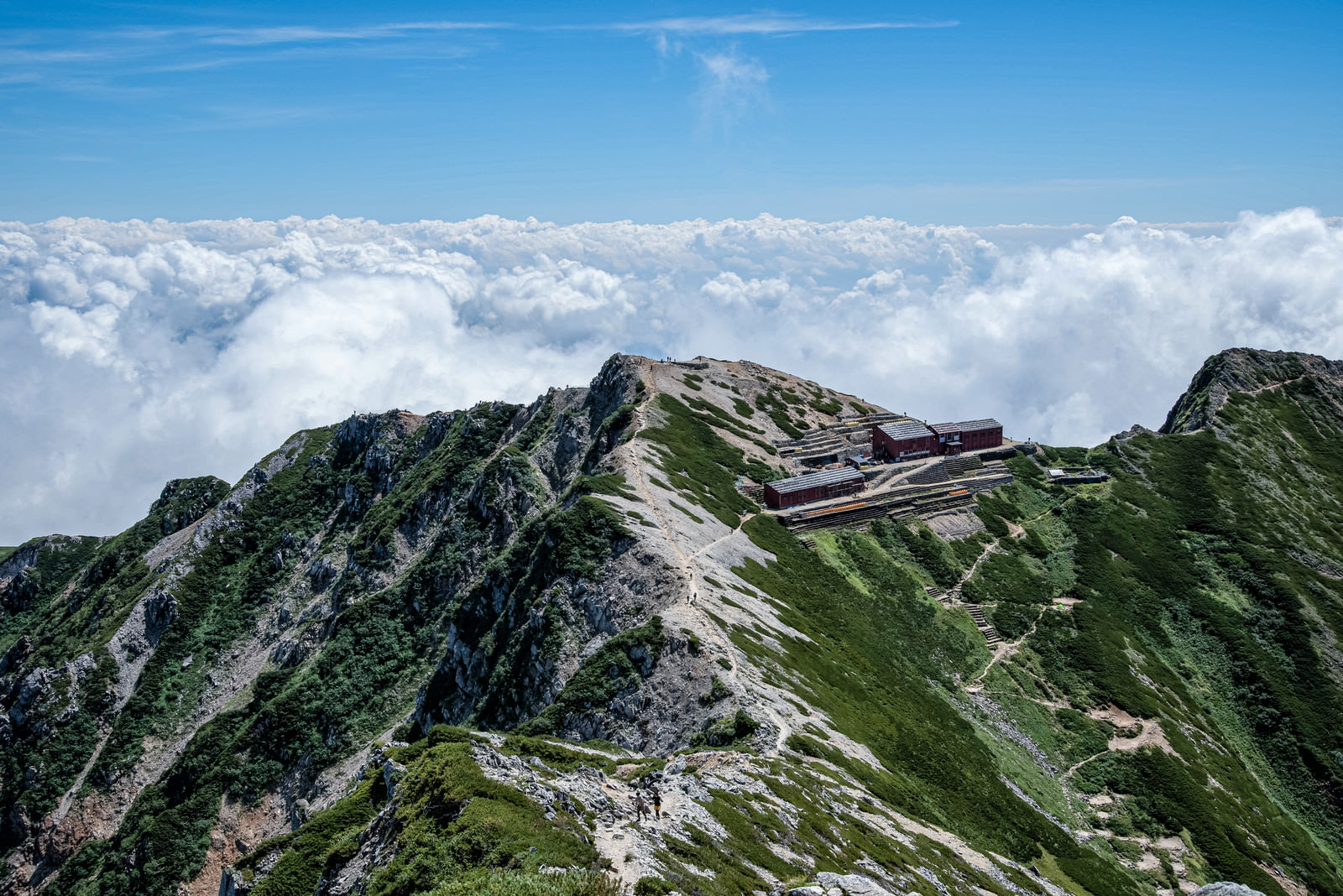 「大空と唐松山荘 | フリー素材のぱくたそ」の写真