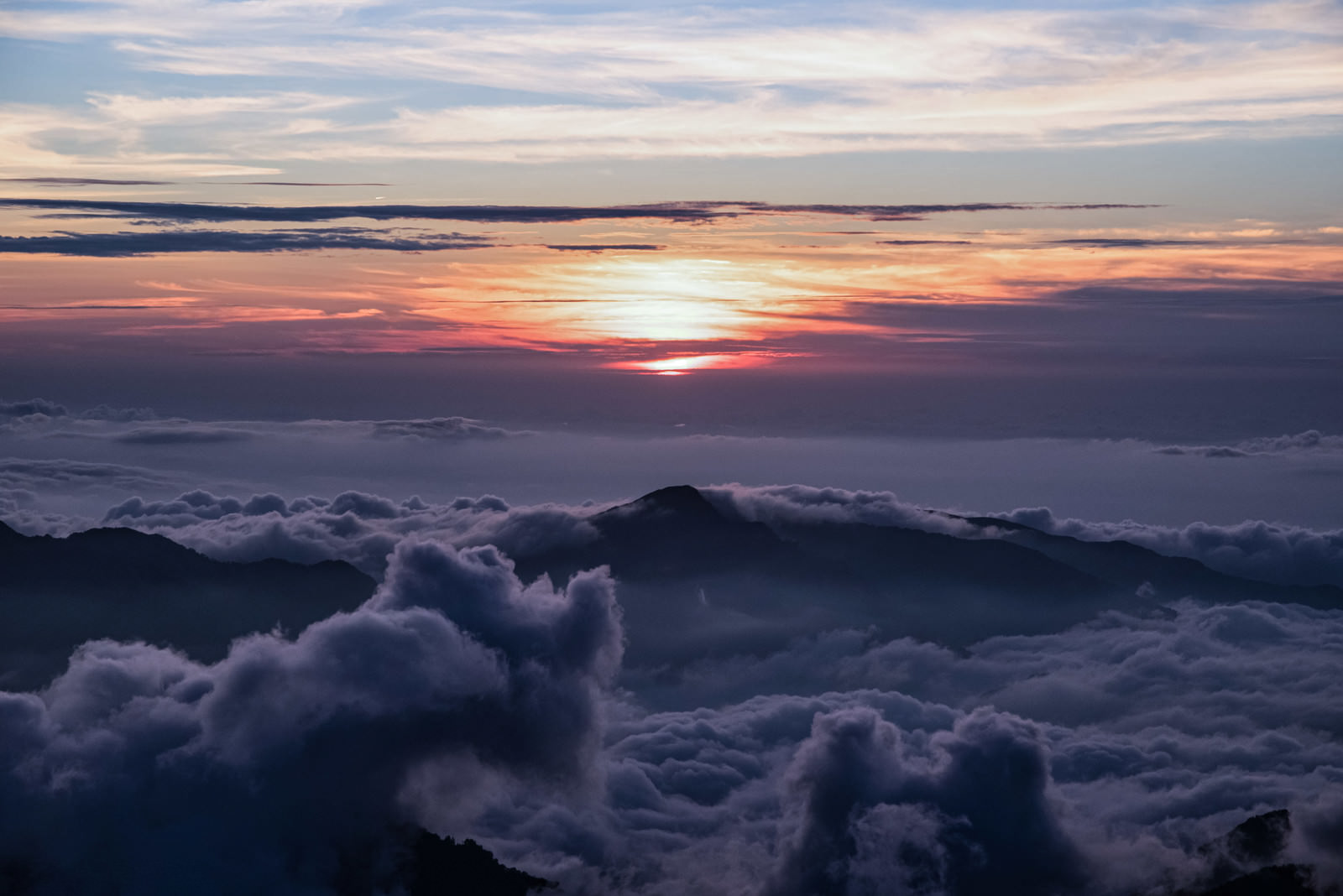 「天狗原から見た雲がかる夕日」の写真
