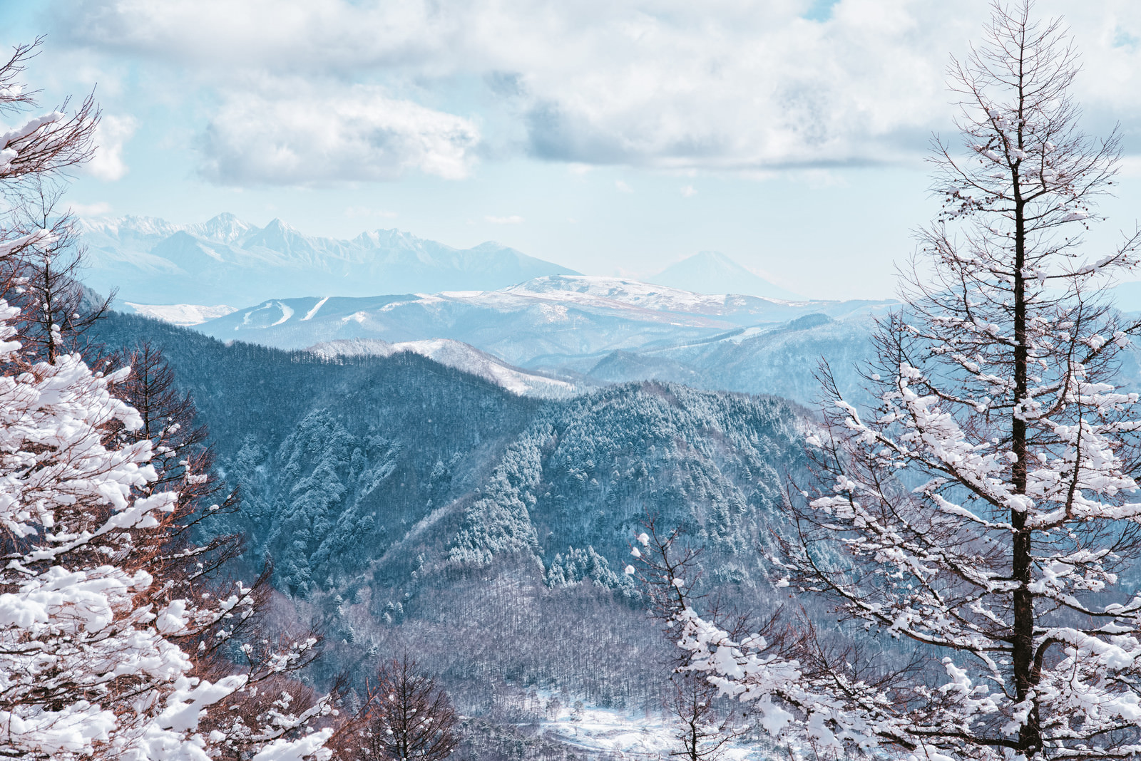 「一月の美ヶ原から見える絶景（富士山方面） | フリー素材のぱくたそ」の写真