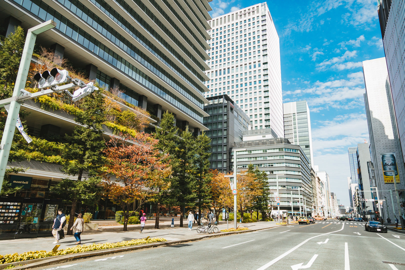 「京橋駅前の高層ビル京橋駅前の高層ビル」のフリー写真素材を拡大