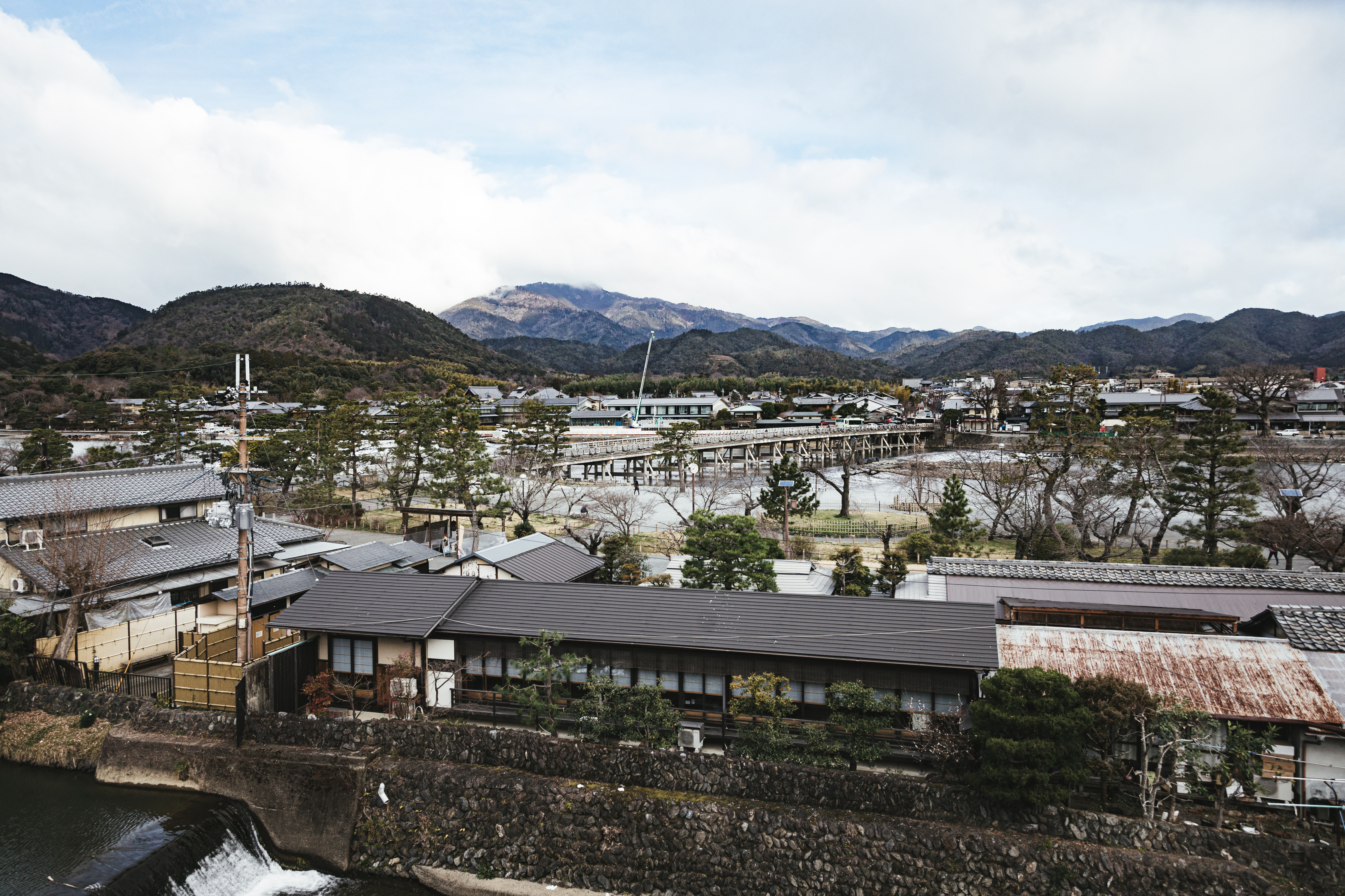 京都嵐山の渡月橋付近の写真を無料ダウンロード フリー素材 ぱくたそ