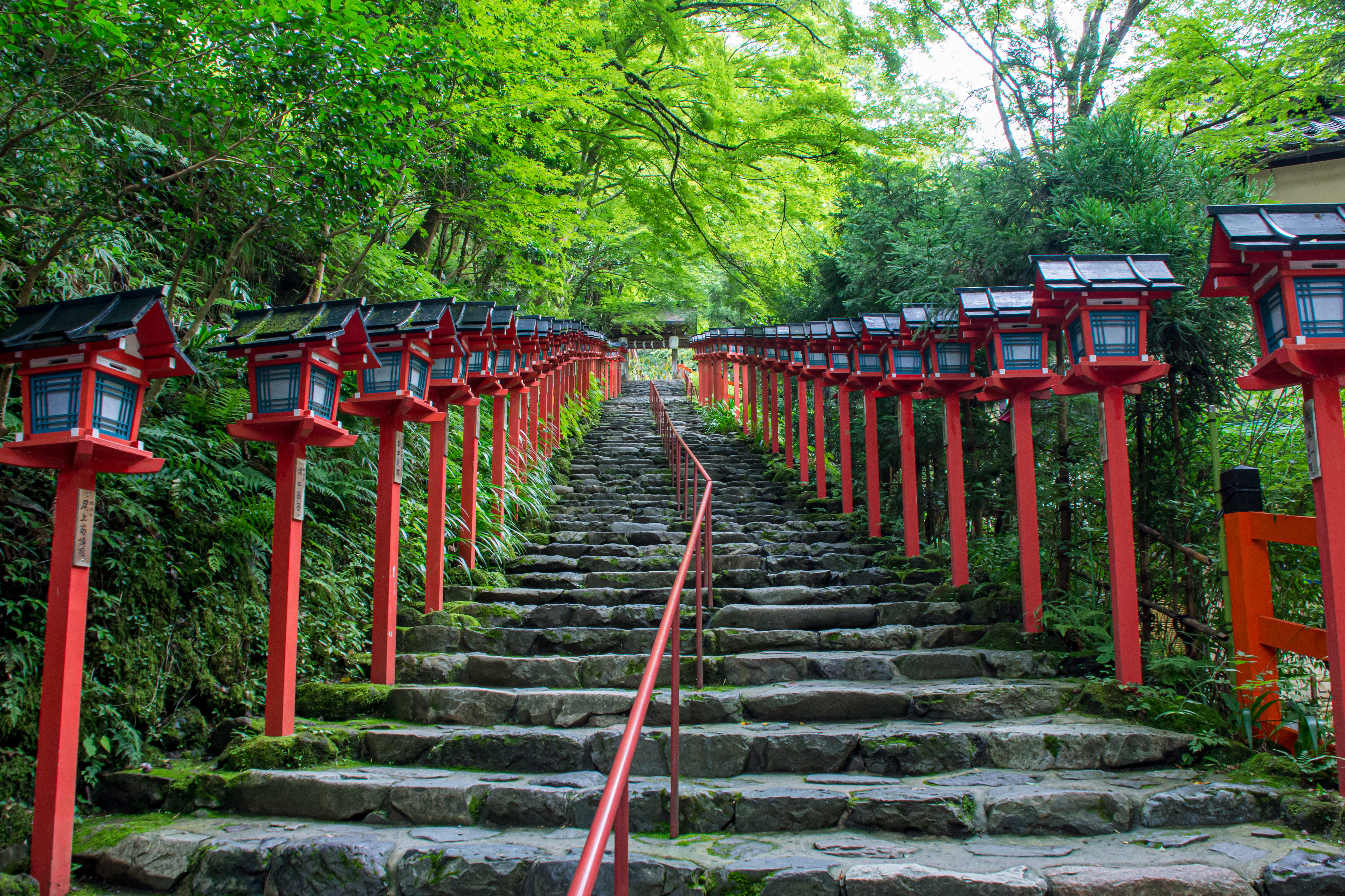 淡い緑と朱色の美しいコントラストが見られる貴船神社の石段 京都 の写真を無料ダウンロード フリー素材 ぱくたそ