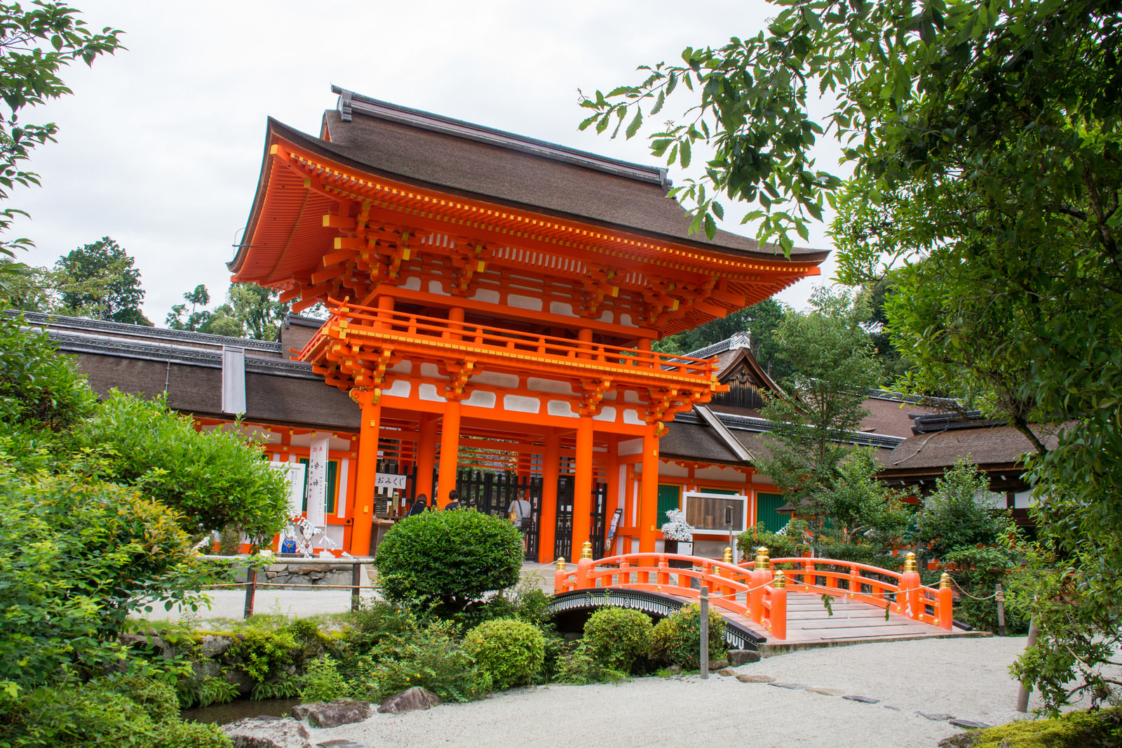 「鮮やかな色が目を引く上賀茂神社楼門と玉橋（京都）」の写真
