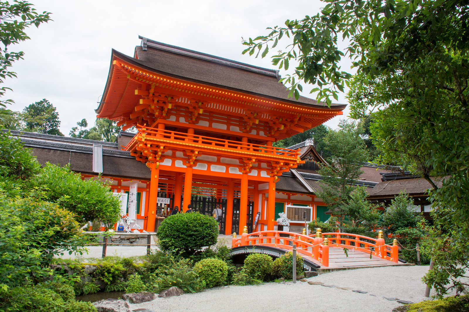 鮮やかな色が目を引く上賀茂神社楼門と玉橋 京都 の写真素材 ぱくたそ