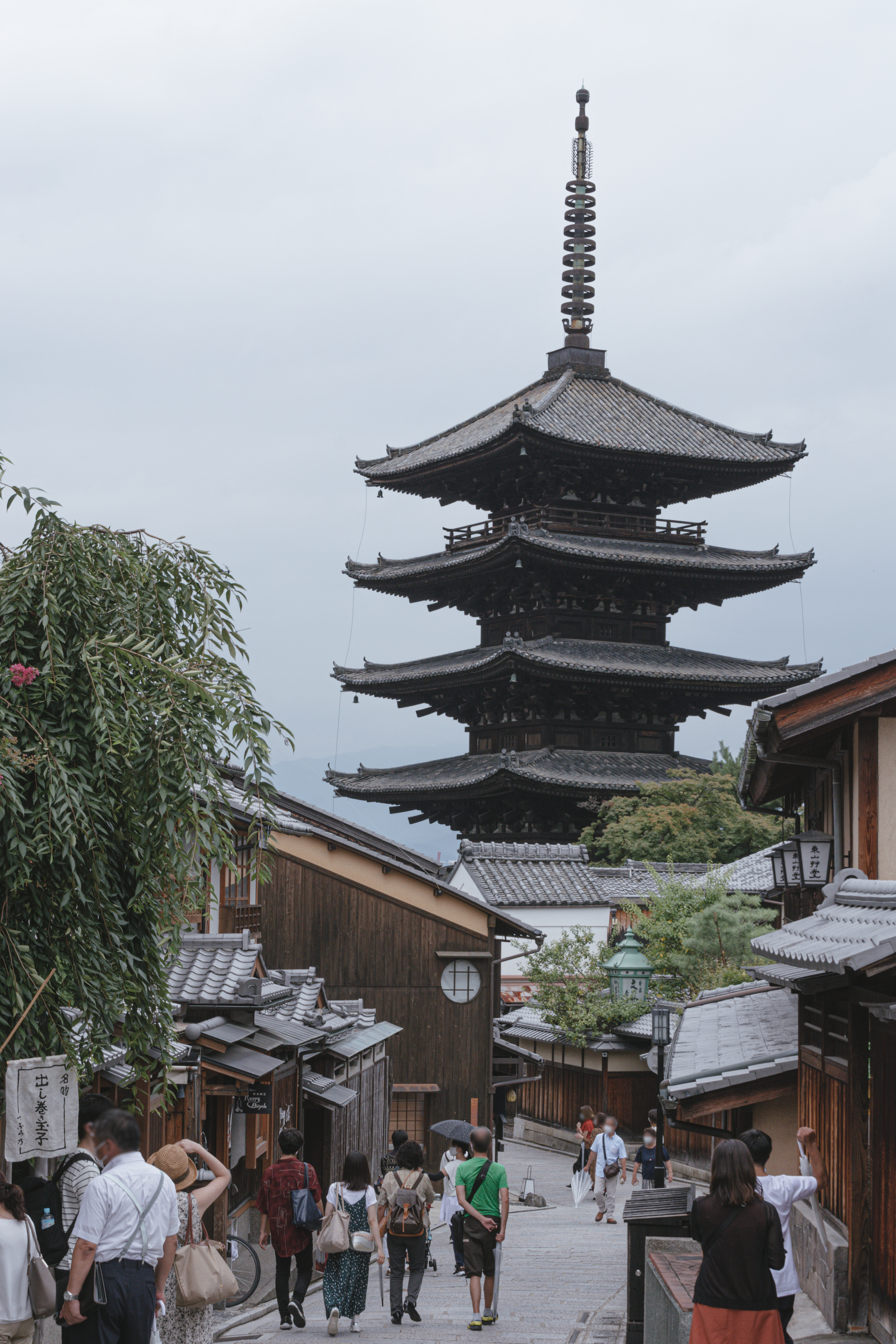 八坂の塔を見上げながら観光を楽しむ人々 京都 の写真素材 ぱくたそ