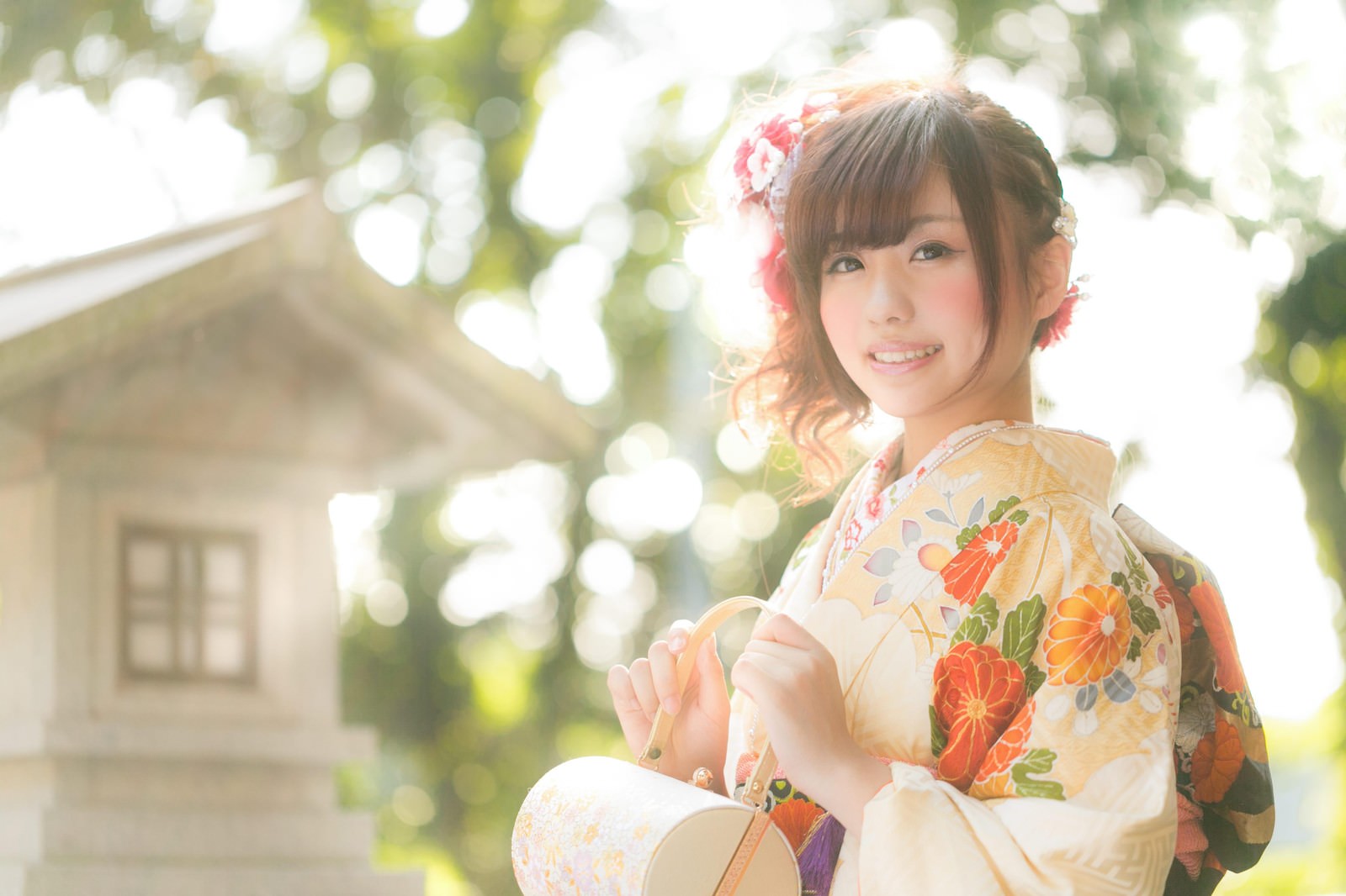 「祈願成就で神社を参拝した着物の女性」の写真［モデル：河村友歌］