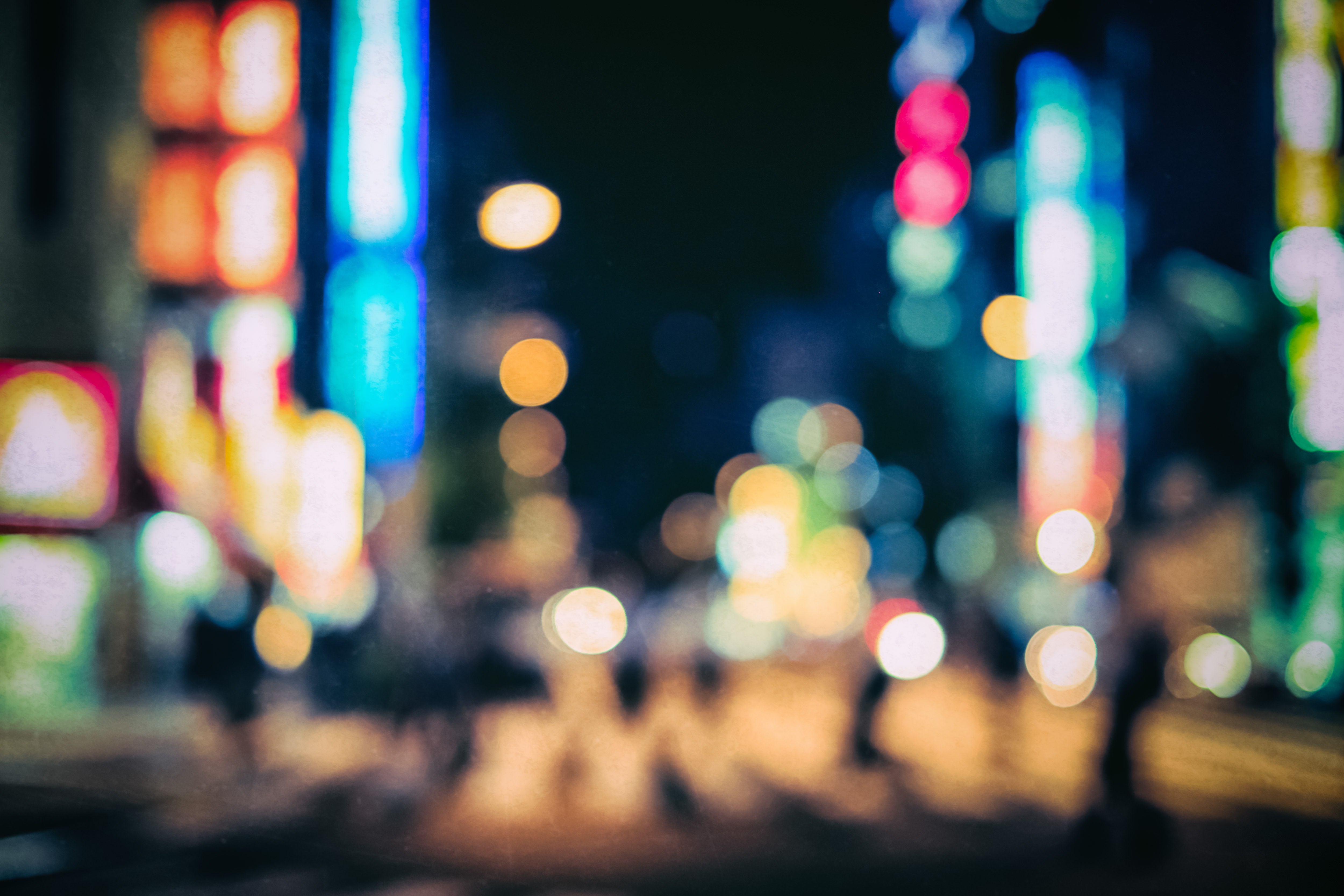 丸ボケの繁華街 夜間 の写真素材 ぱくたそ