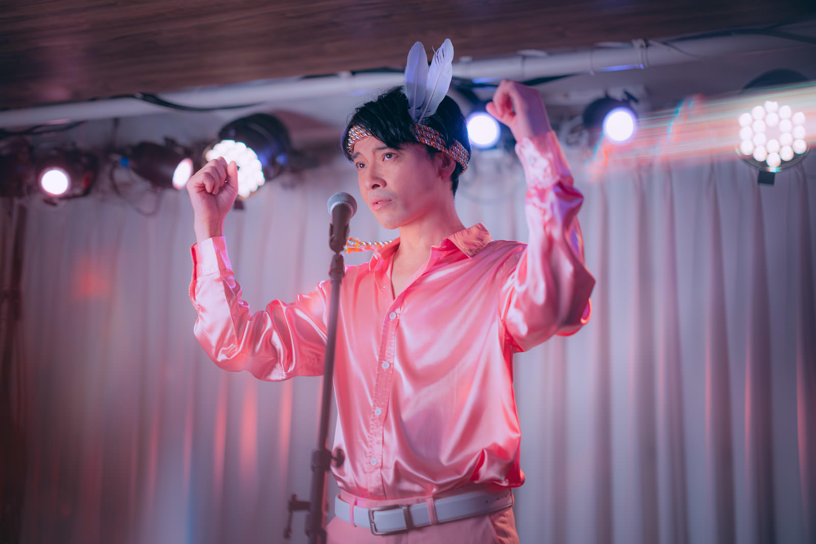 「現役の社長がメンズ地下アイドルデビューを果たす | フリー素材のぱくたそ」の写真［モデル：金子周平］