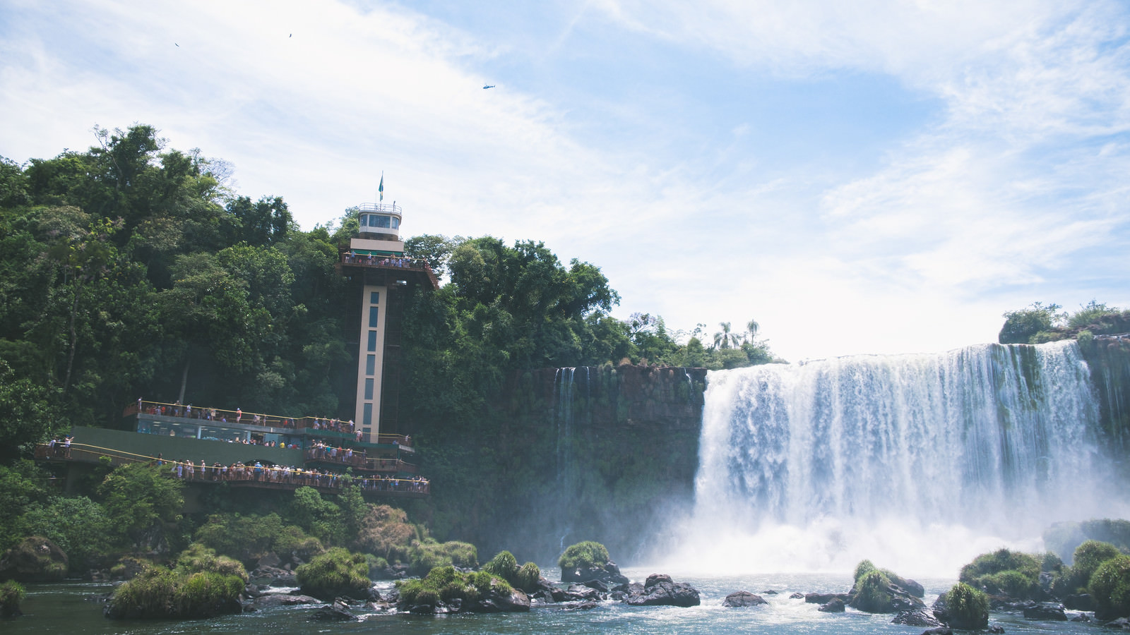 イグアスの滝と展望台の様子（南米大陸）のフリー素材