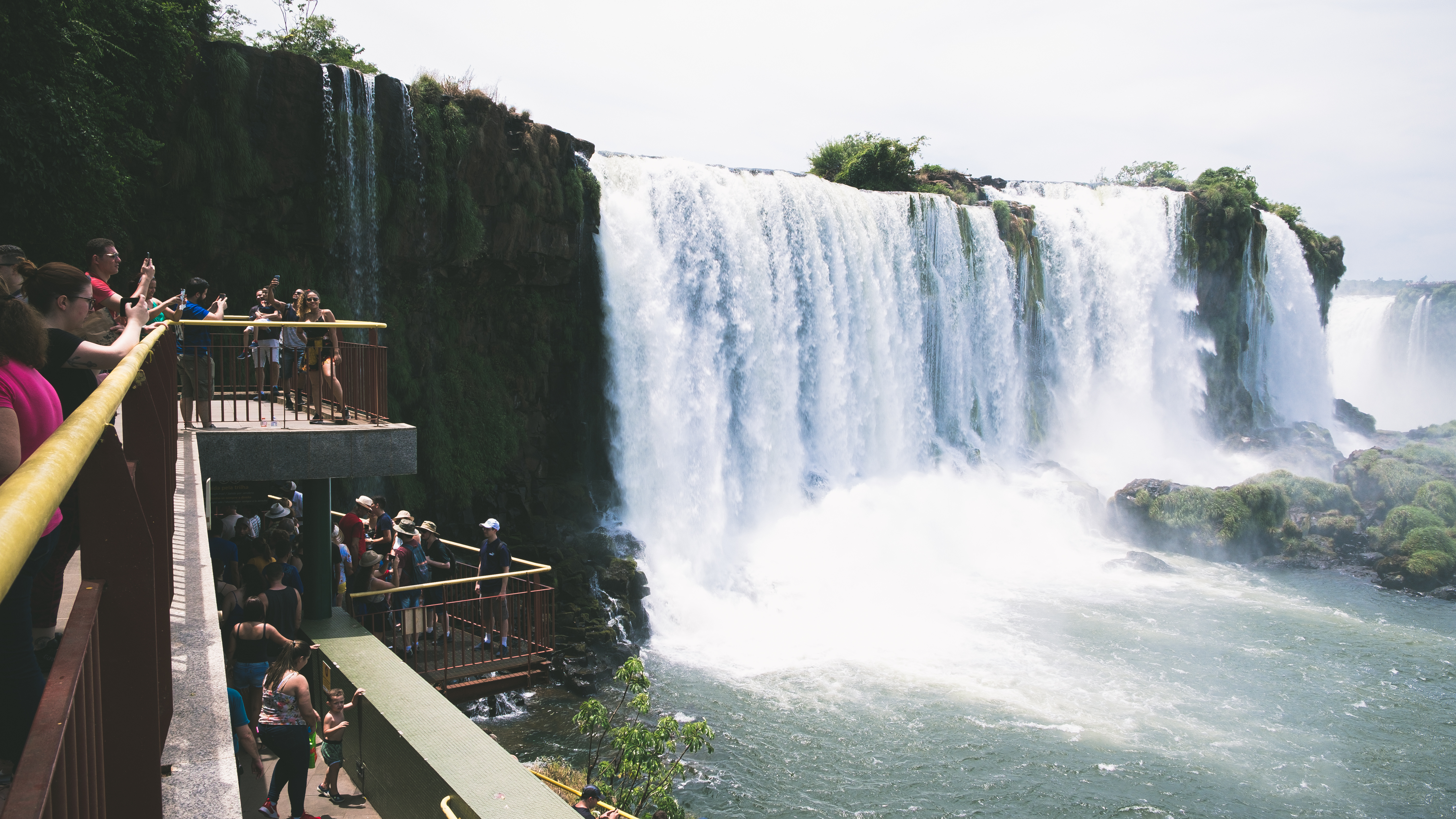 展望台越しに見るイグアスの滝 南米大陸 の写真を無料ダウンロード フリー素材 ぱくたそ