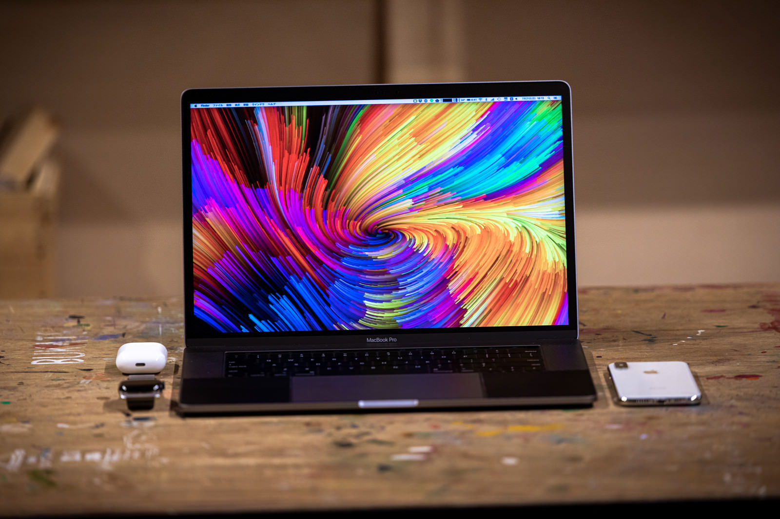 「シャレオツな壁紙のMacBook Proとガジェット」の写真