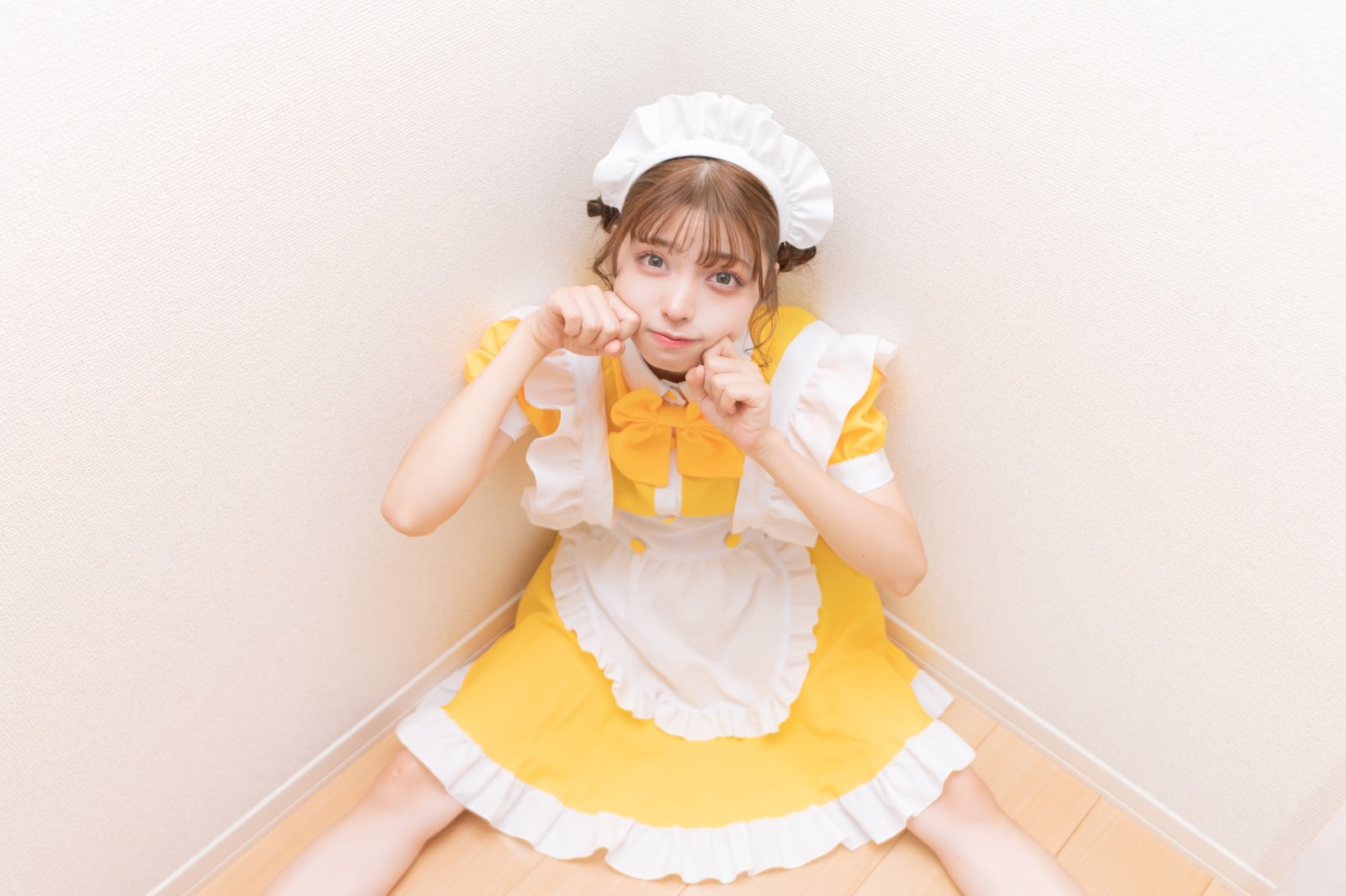 「黄色いメイド女子」の写真［モデル：高尾実生］