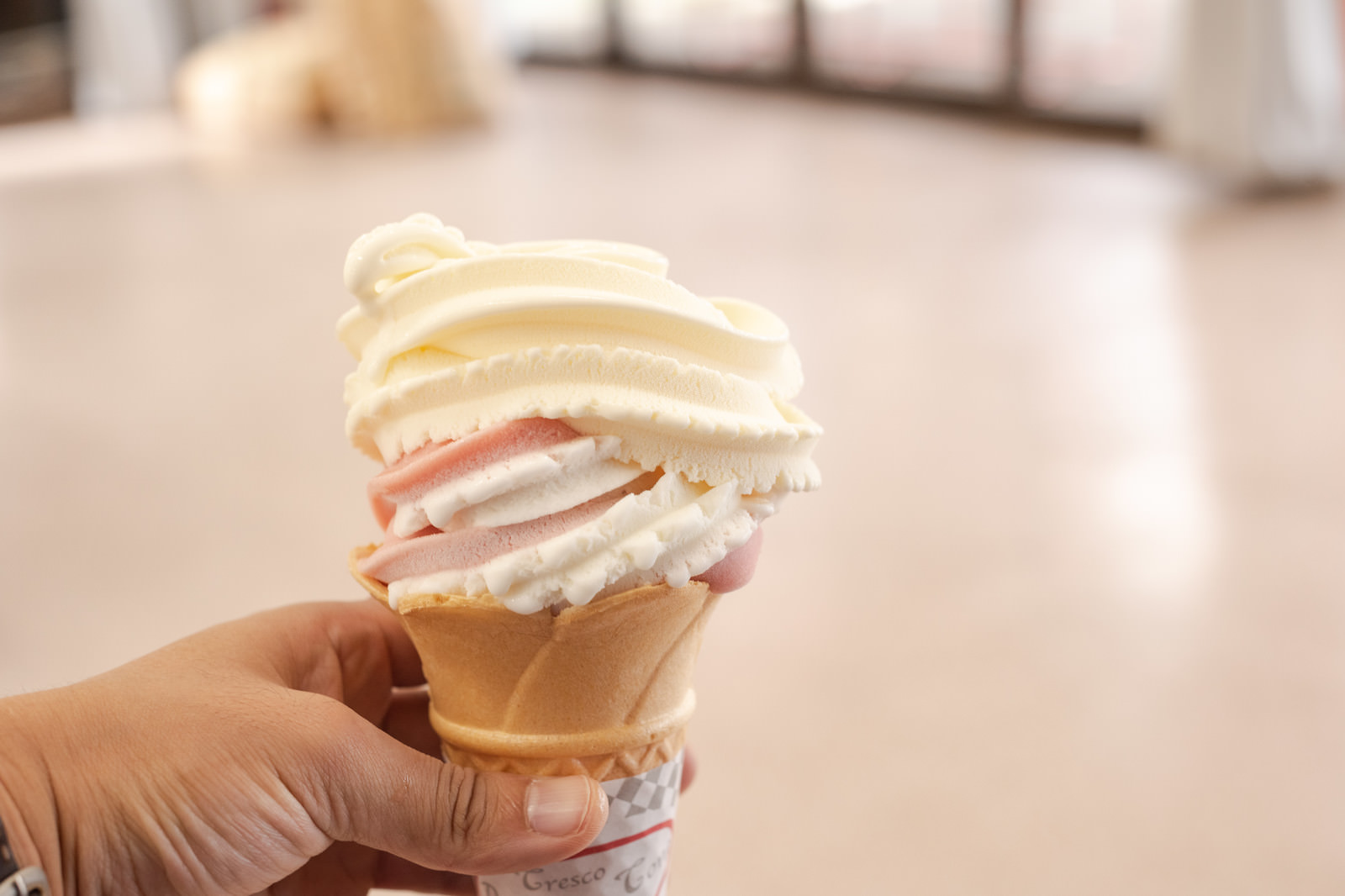 武石観光センターで購入したソフトクリームの写真 画像 フリー素材 ぱくたそ
