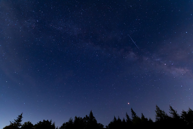 物見石山から見た天の川と流れ星(美ヶ原)の写真