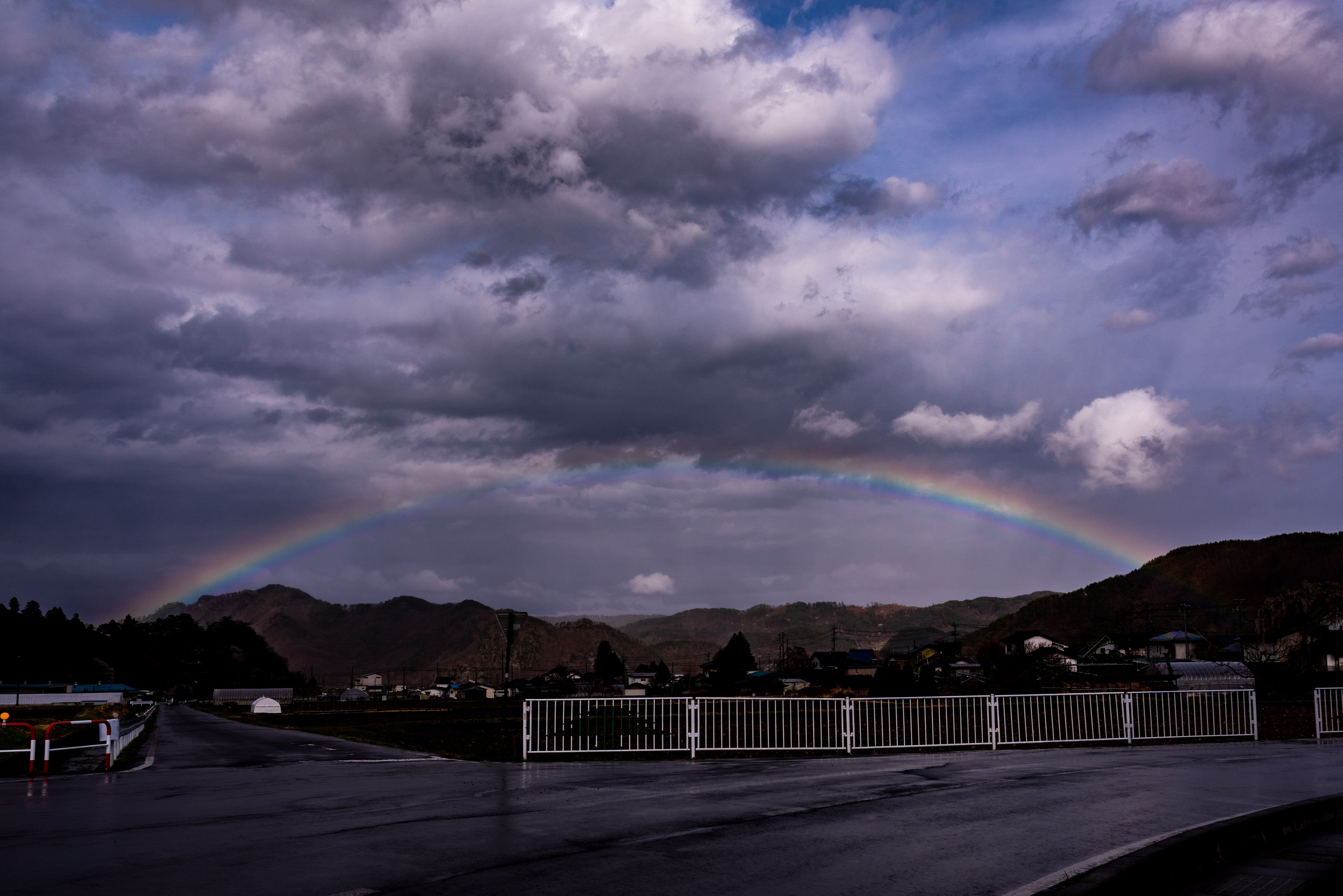 雨上がりの空にかかる虹の写真素材 ぱくたそ