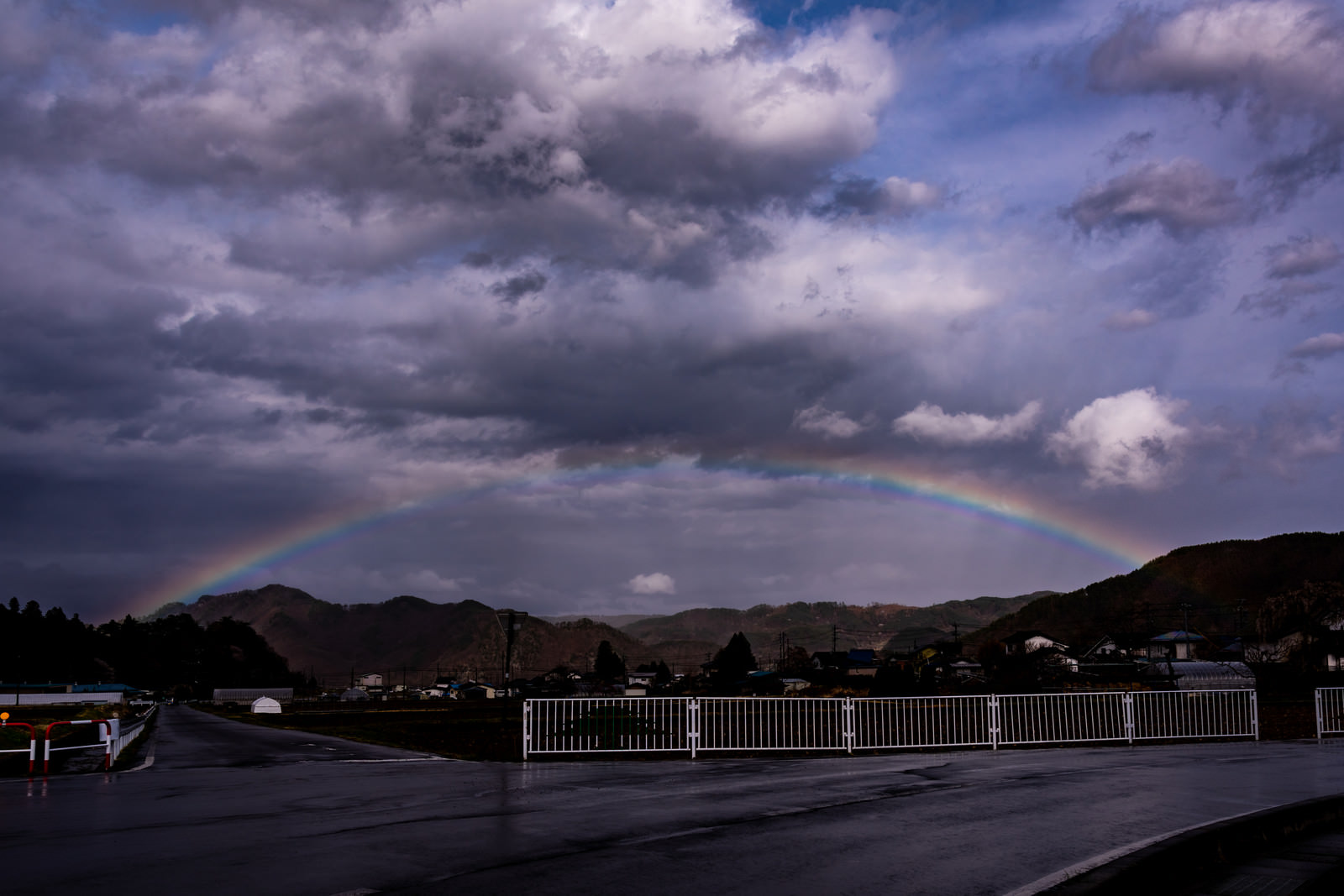 雨上がりの空にかかる虹の写真 画像 フリー素材 ぱくたそ