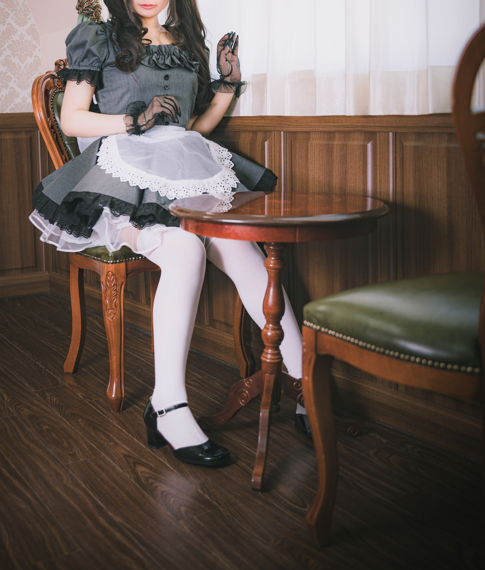 レトロな椅子に座るメイドさんの無料の写真素材 フリー素材 をダウンロード ぱくたそ