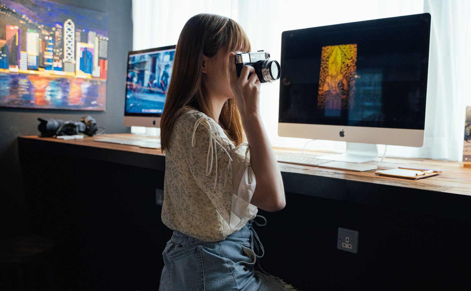 「コワーキングスペースでカメラ女子」の写真［モデル：まめち］