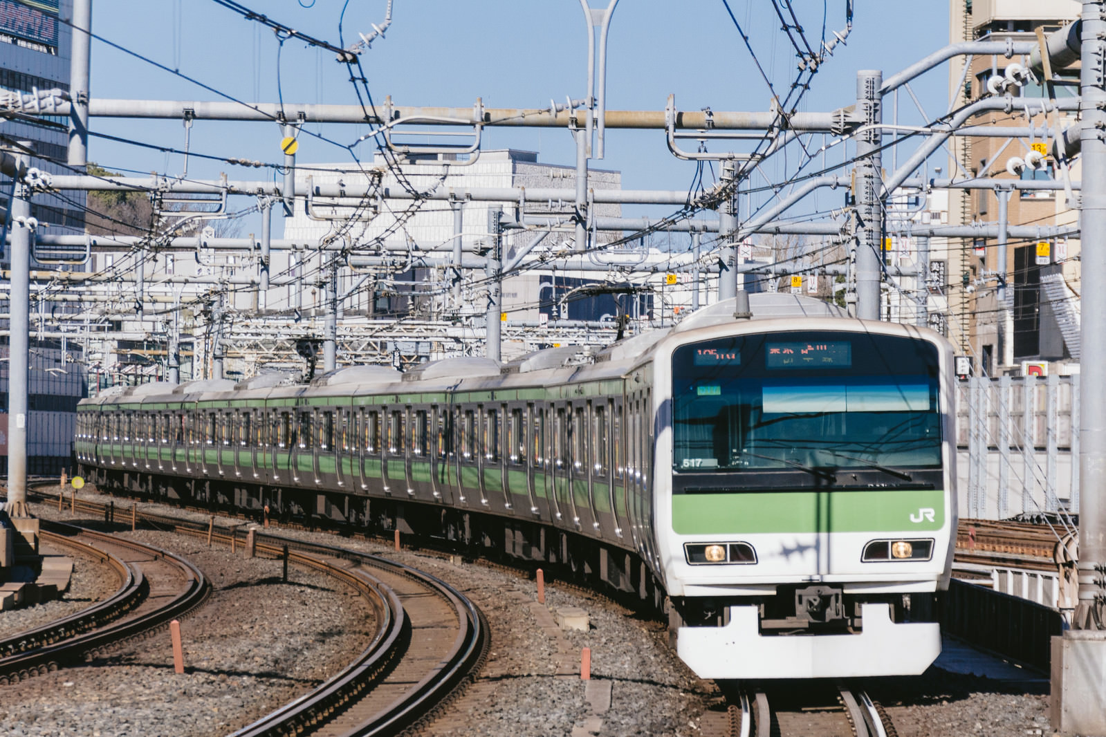 都心を走る緑の電車の写真素材 ぱくたそ