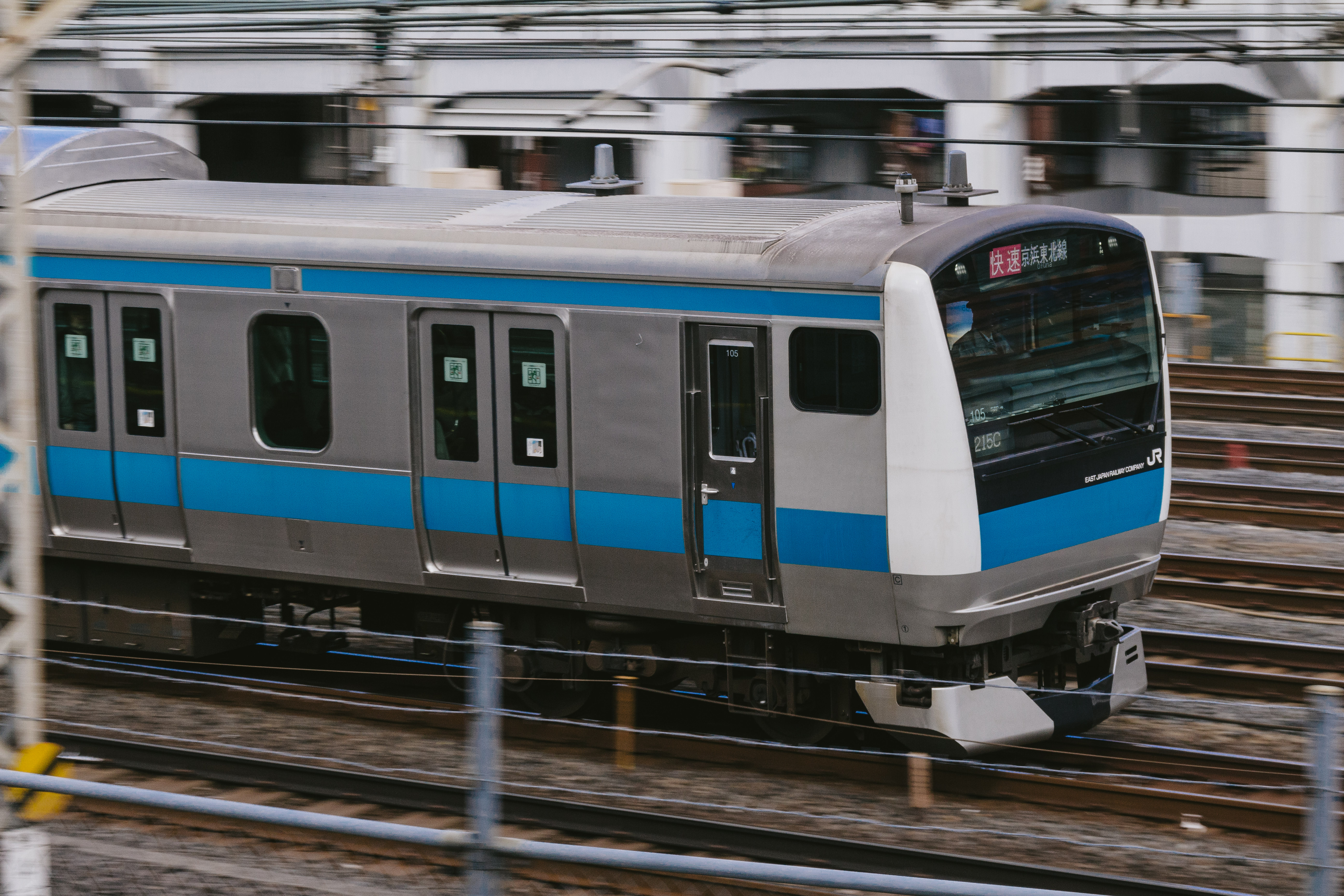 走行中の京浜東北線 快速 の写真素材 ぱくたそ