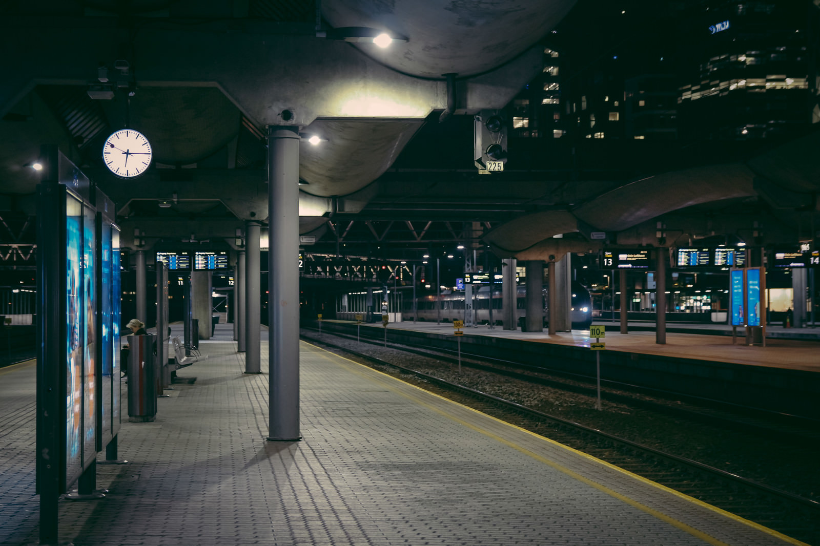 オスロ中央駅のホームの写真を無料ダウンロード フリー素材 ぱくたそ