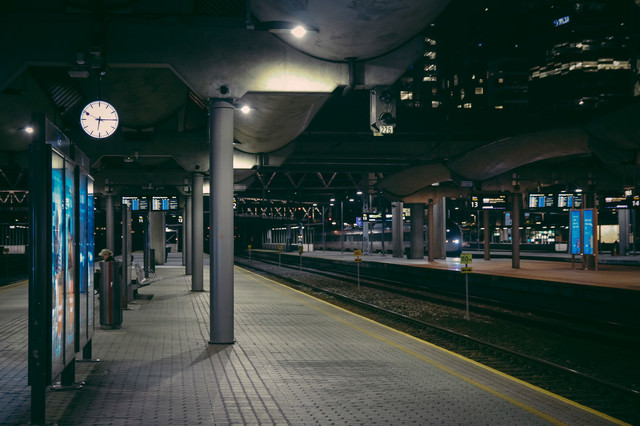 オスロ中央駅のホームの写真 フリー素材は ぱくたそ 写真を無料ダウンロード