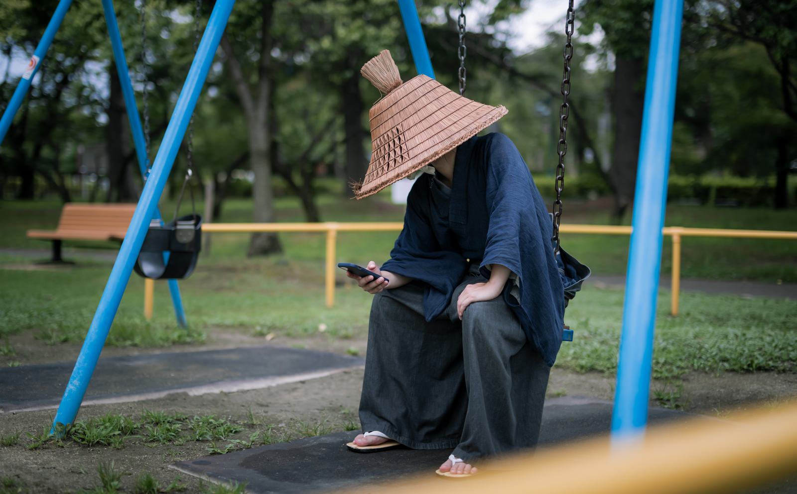 「お祈りメールに項垂れる転職活動中の侍 | フリー素材のぱくたそ」の写真［モデル：まーこ］