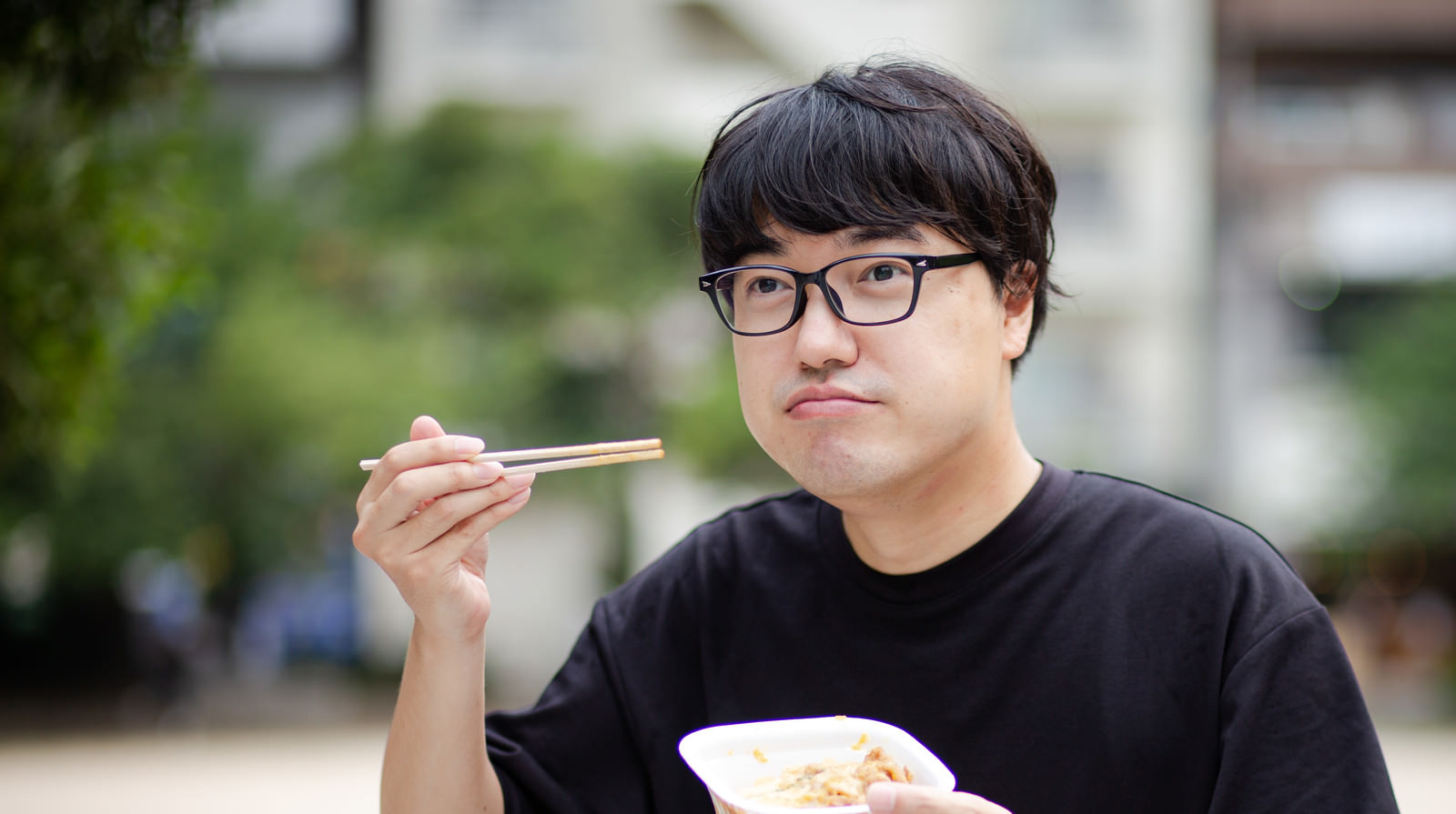 公園で牛丼を食べるチーズ男子の写真を無料ダウンロード フリー素材 ぱくたそ 公園で牛丼を食べるチーズ男子の写真を無料ダウンロード フリー素材 ぱくたそ