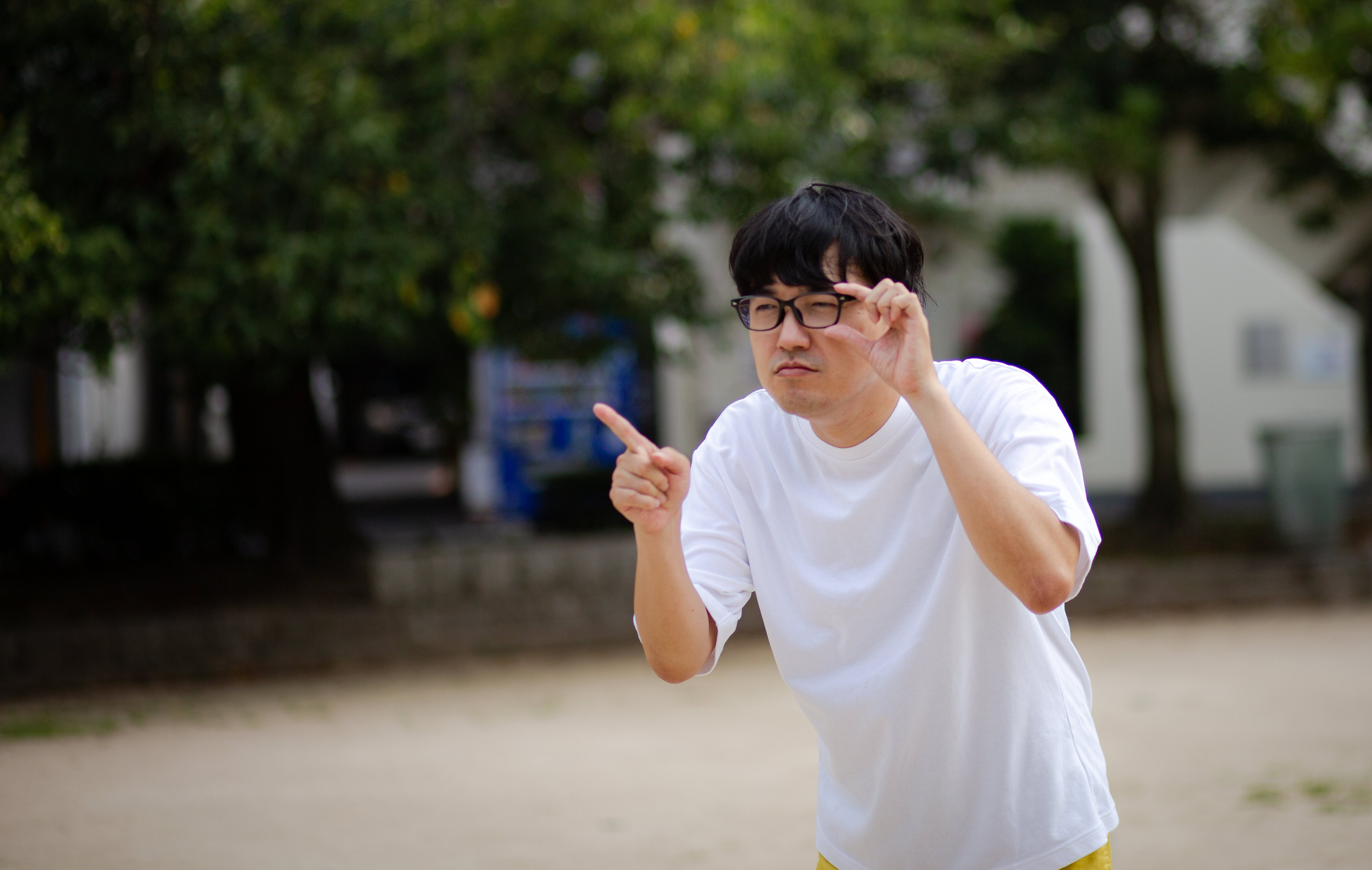 屋外で視力検査中の眼鏡男子の写真 画像 を無料ダウンロード フリー素材のぱくたそ 屋外で視力検査中の眼鏡男子の写真 画像 を無料ダウンロード フリー素材のぱくたそ